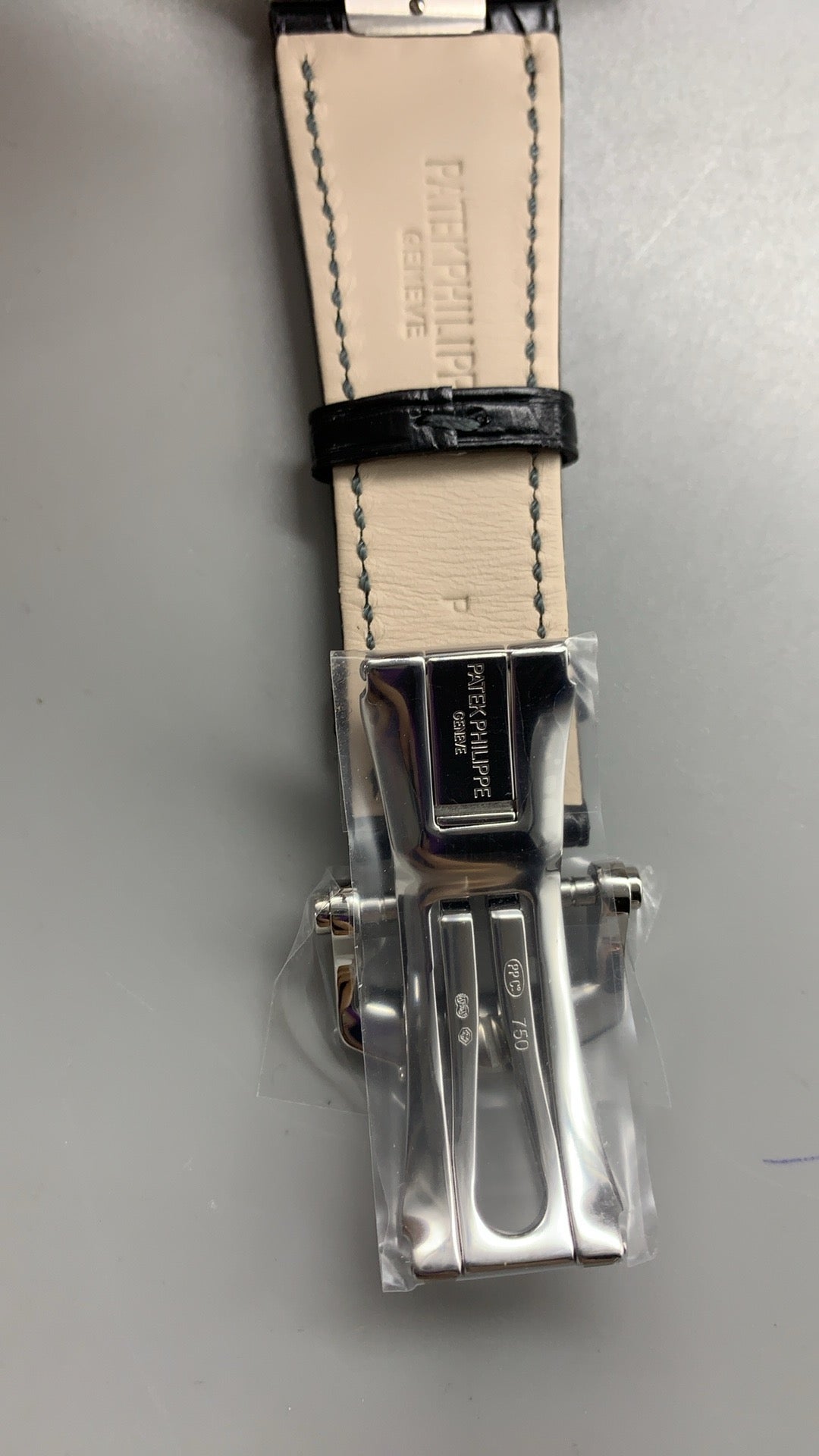 Patek Philippe Nautilus 5711 | 40MM | หน้าปัดสีเทาซันเรย์ | สายหนังจระเข้สีเทา | กลไกอัตโนมัติ Cal.324 S C