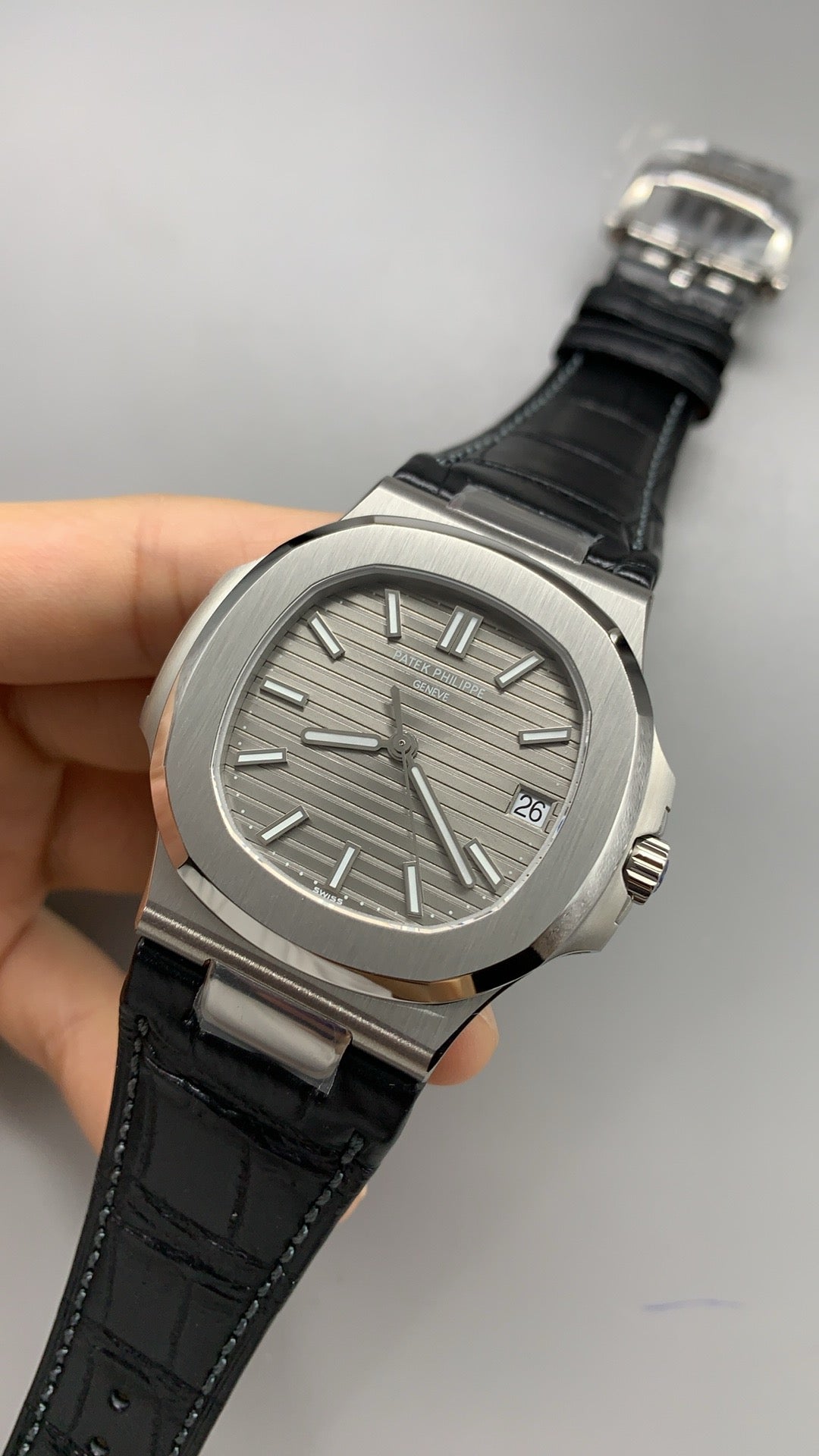 Patek Philippe Nautilus 5711 | 40MM | หน้าปัดสีเทาซันเรย์ | สายหนังจระเข้สีเทา | กลไกอัตโนมัติ Cal.324 S C