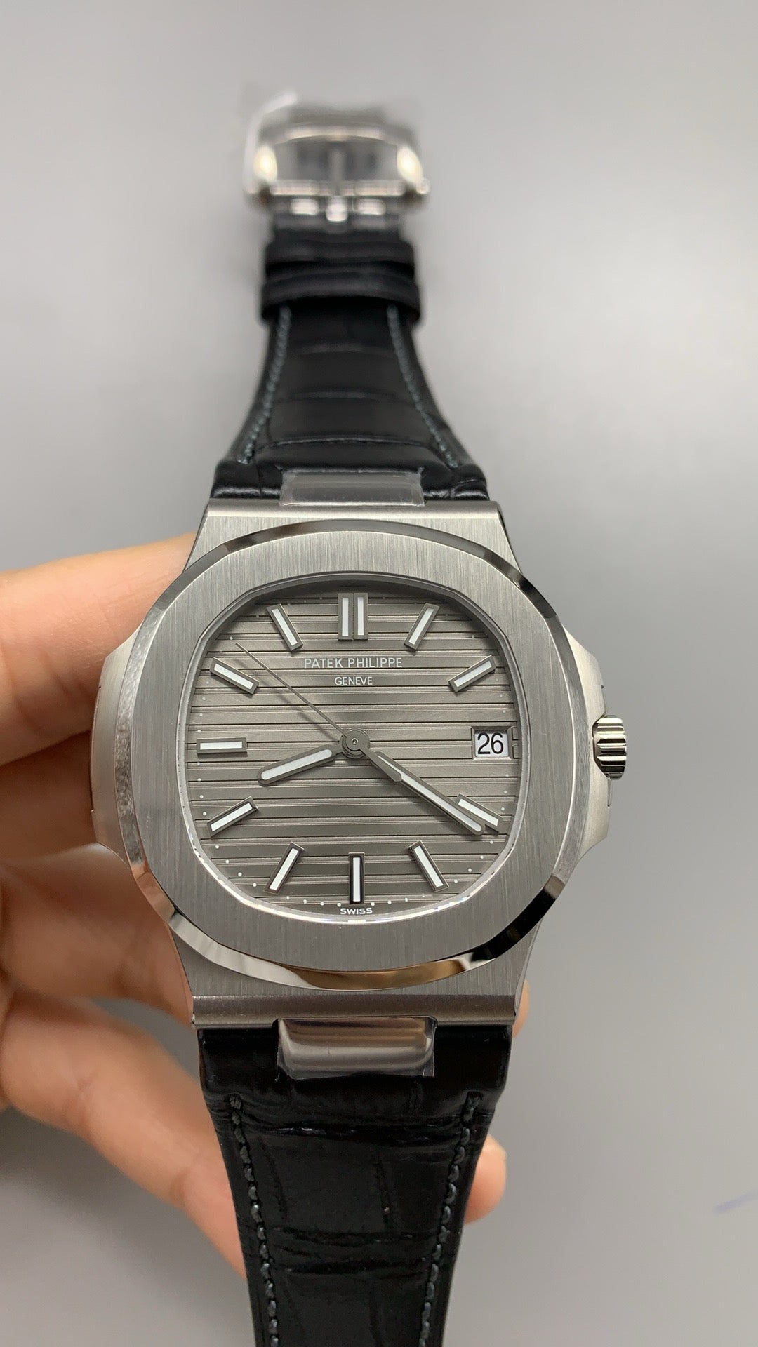Patek Philippe Nautilus 5711 | 40MM | หน้าปัดสีเทาซันเรย์ | สายหนังจระเข้สีเทา | กลไกอัตโนมัติ Cal.324 S C
