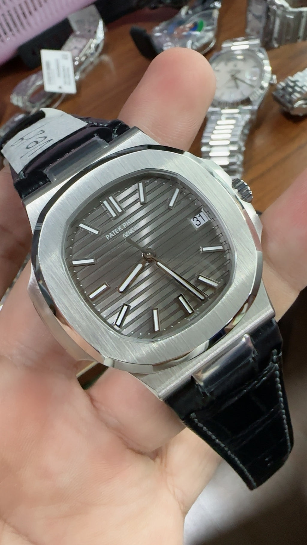 Patek Philippe Nautilus 5711 | 40MM | หน้าปัดสีเทาซันเรย์ | สายหนังจระเข้สีเทา | กลไกอัตโนมัติ Cal.324 S C