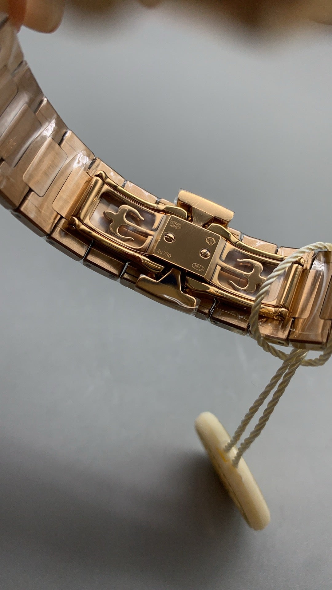 Patek Philippe Nautilus 7118 | 35.2MM | ตัวเรือนสแตนเลสเคลือบสีโรสโกลด์ PVD | ขอบประดับเพชร | หน้าปัดเปลือกหอยมุก | กลไกอัตโนมัติ Cal.324 S C