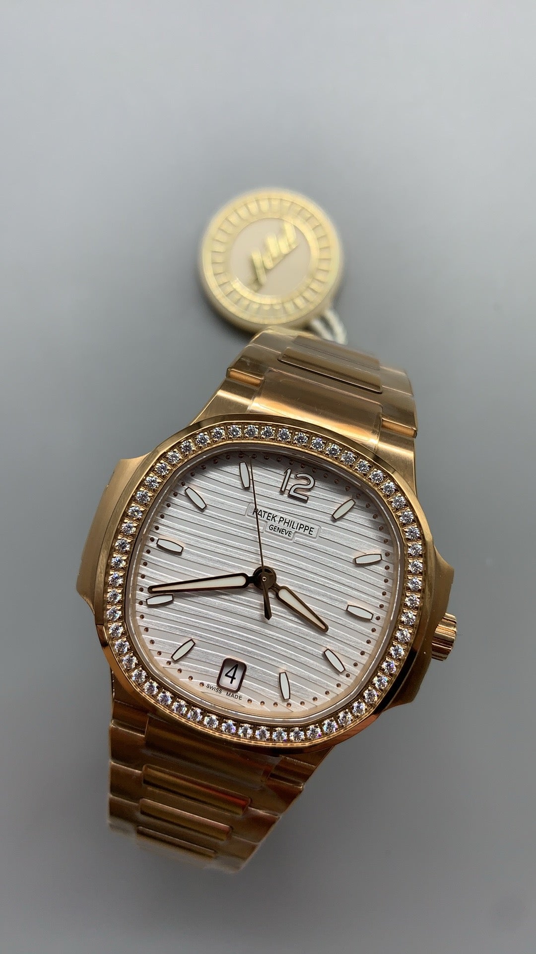 Patek Philippe Nautilus 7118 | 35.2MM | ตัวเรือนสแตนเลสเคลือบสีโรสโกลด์ PVD | ขอบประดับเพชร | หน้าปัดเปลือกหอยมุก | กลไกอัตโนมัติ Cal.324 S C