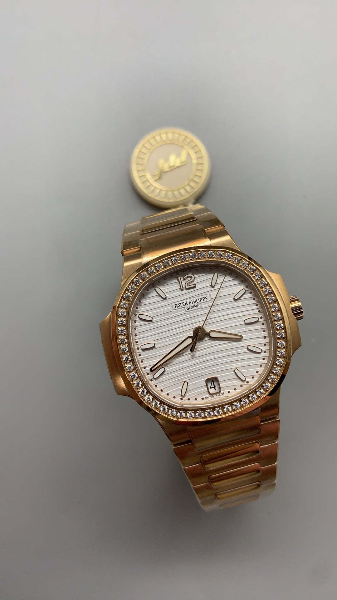 Patek Philippe Nautilus 7118 | 35.2MM | ตัวเรือนสแตนเลสเคลือบสีโรสโกลด์ PVD | ขอบประดับเพชร | หน้าปัดเปลือกหอยมุก | กลไกอัตโนมัติ Cal.324 S C