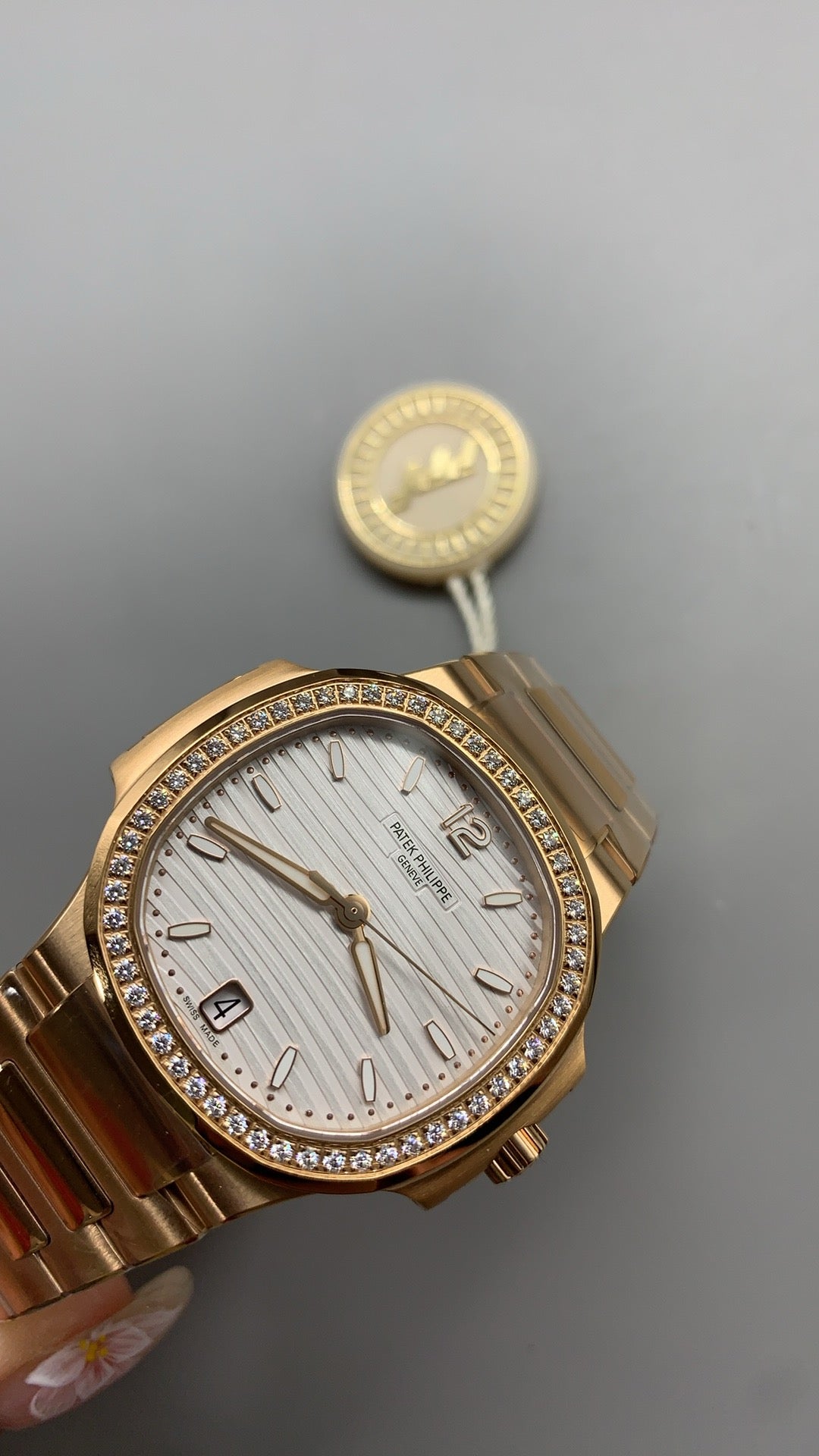 Patek Philippe Nautilus 7118 | 35.2MM | ตัวเรือนสแตนเลสเคลือบสีโรสโกลด์ PVD | ขอบประดับเพชร | หน้าปัดเปลือกหอยมุก | กลไกอัตโนมัติ Cal.324 S C