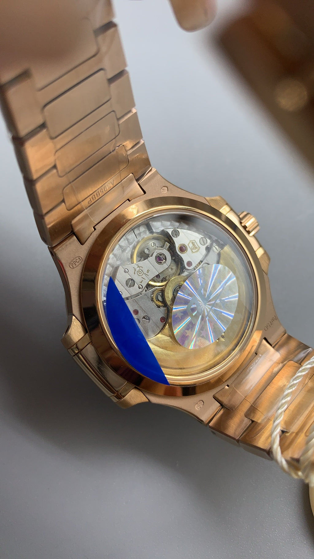 Patek Philippe Nautilus 7118 | 35.2MM | ตัวเรือนสแตนเลสเคลือบสีโรสโกลด์ PVD | ขอบประดับเพชร | หน้าปัดเปลือกหอยมุก | กลไกอัตโนมัติ Cal.324 S C