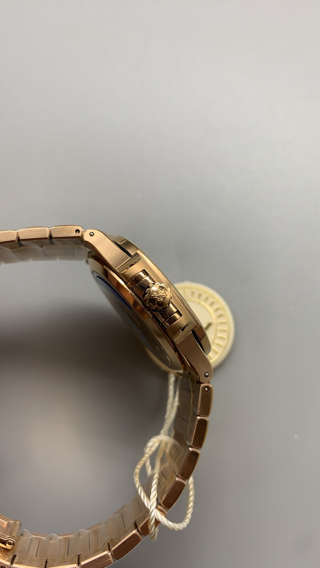 Patek Philippe Nautilus 7118 | 35.2MM | ตัวเรือนสแตนเลสเคลือบสีโรสโกลด์ PVD | ขอบประดับเพชร | หน้าปัดเปลือกหอยมุก | กลไกอัตโนมัติ Cal.324 S C