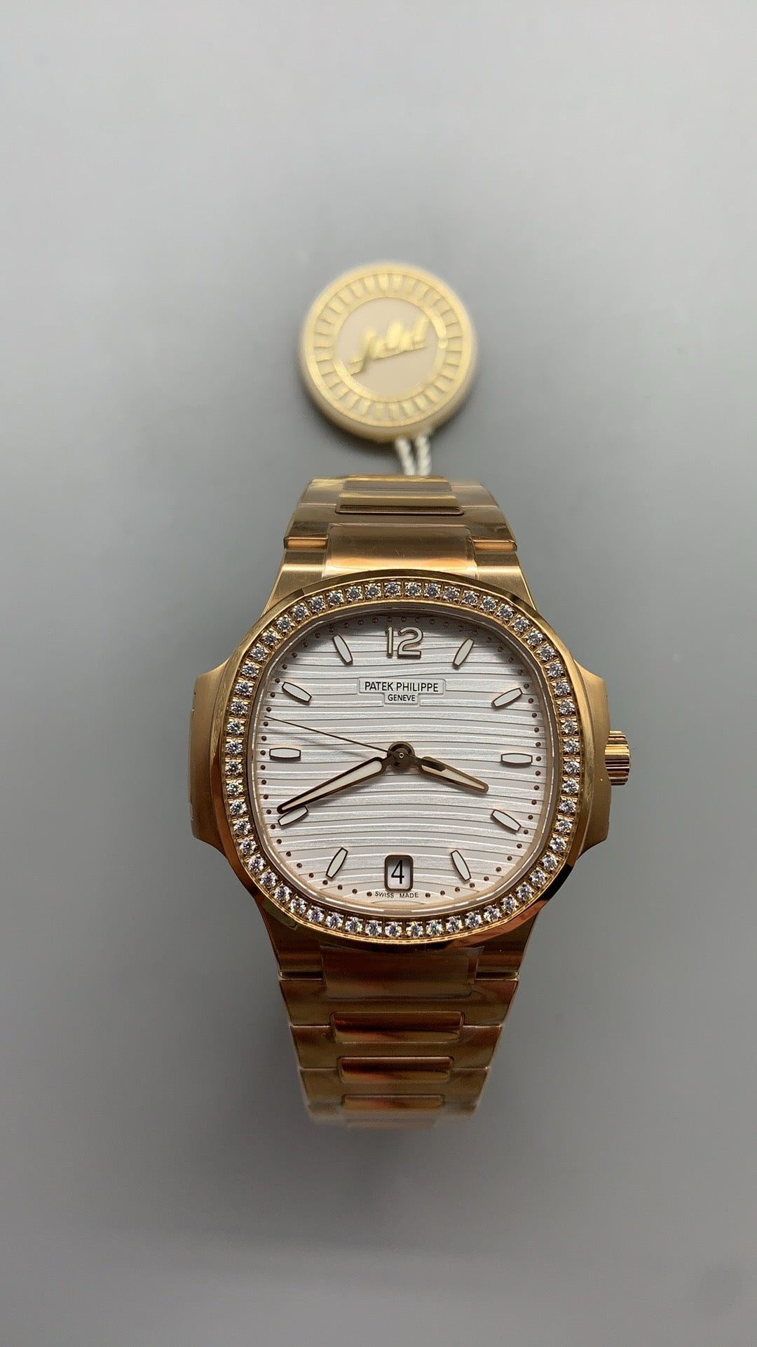 Patek Philippe Nautilus 7118 | 35.2MM | ตัวเรือนสแตนเลสเคลือบสีโรสโกลด์ PVD | ขอบประดับเพชร | หน้าปัดเปลือกหอยมุก | กลไกอัตโนมัติ Cal.324 S C