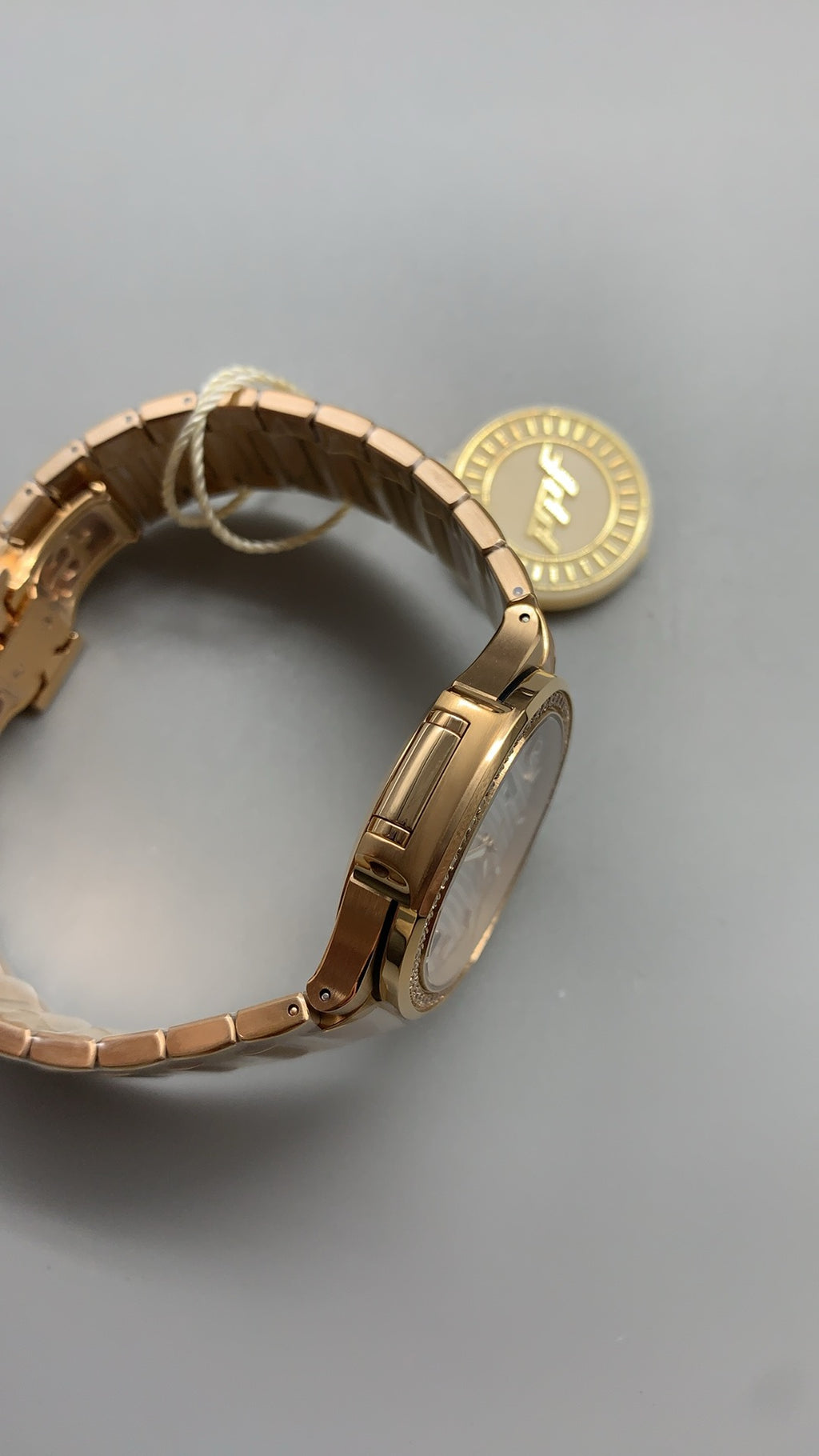 Patek Philippe Nautilus 7118 | 35.2MM | ตัวเรือนสแตนเลสเคลือบสีโรสโกลด์ PVD | ขอบประดับเพชร | หน้าปัดเปลือกหอยมุก | กลไกอัตโนมัติ Cal.324 S C