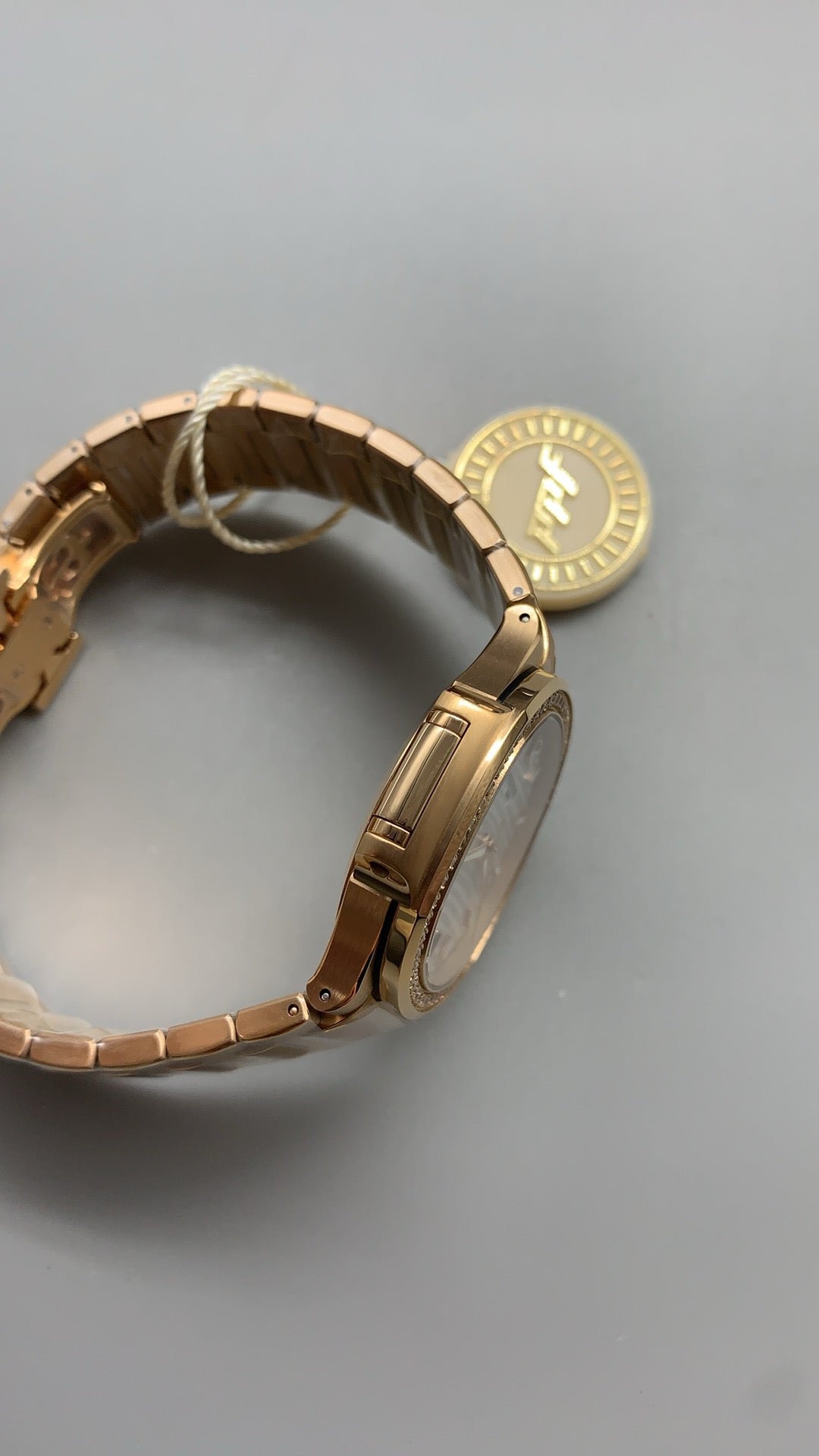 Patek Philippe Nautilus 7118 | 35.2MM | ตัวเรือนสแตนเลสเคลือบสีโรสโกลด์ PVD | ขอบประดับเพชร | หน้าปัดเปลือกหอยมุก | กลไกอัตโนมัติ Cal.324 S C