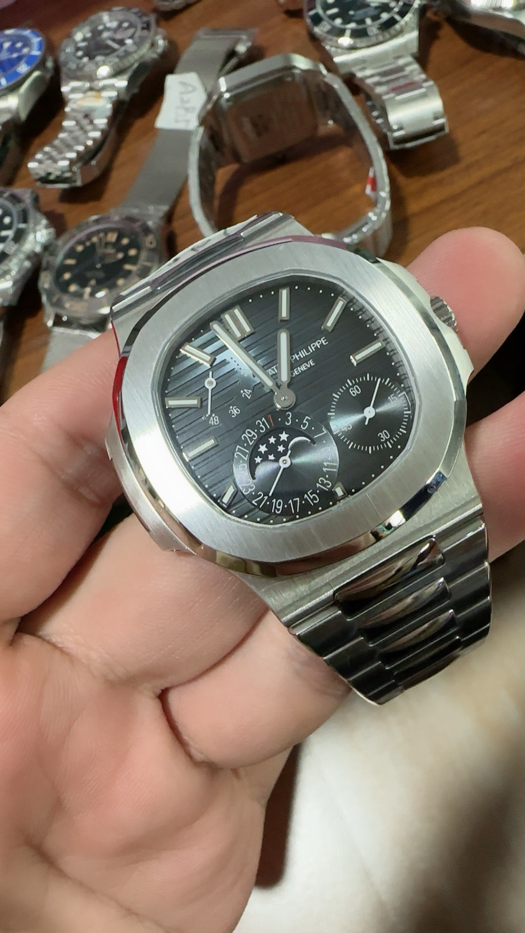 Patek Philippe Nautilus 5712 | 40MM | รุ่นใหม่พร้อมบานพับแบบใหม่ | หน้าปัดสีน้ำเงินอมเทา | กลไกอัตโนมัติ Cal.240 PS IRM C LU