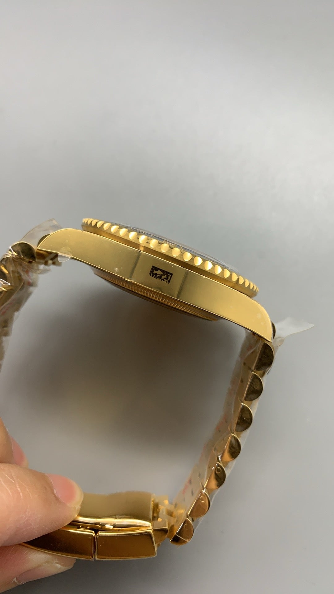 Rolex GMT-Master II 40MM | ขอบเซรามิกสีดำ-เทา (ขอบไข่เยี่ยวม้า) | ตัวเรือนสแตนเลสเคลือบสีทอง PVD | กลไกอัตโนมัติ Cal.3285