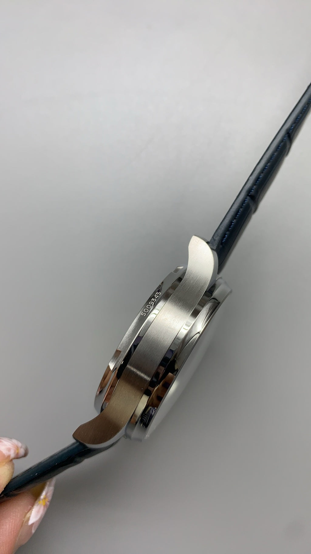 IWC Portugieser Automatic IW500705 | 42.3MM | ตัวเรือนสเตนเลสสตีล | หน้าปัดสีขาว | เข็มสีน้ำเงิน | สายหนังจระเข้สีน้ำเงิน | กลไกอัตโนมัติ Cal.52010