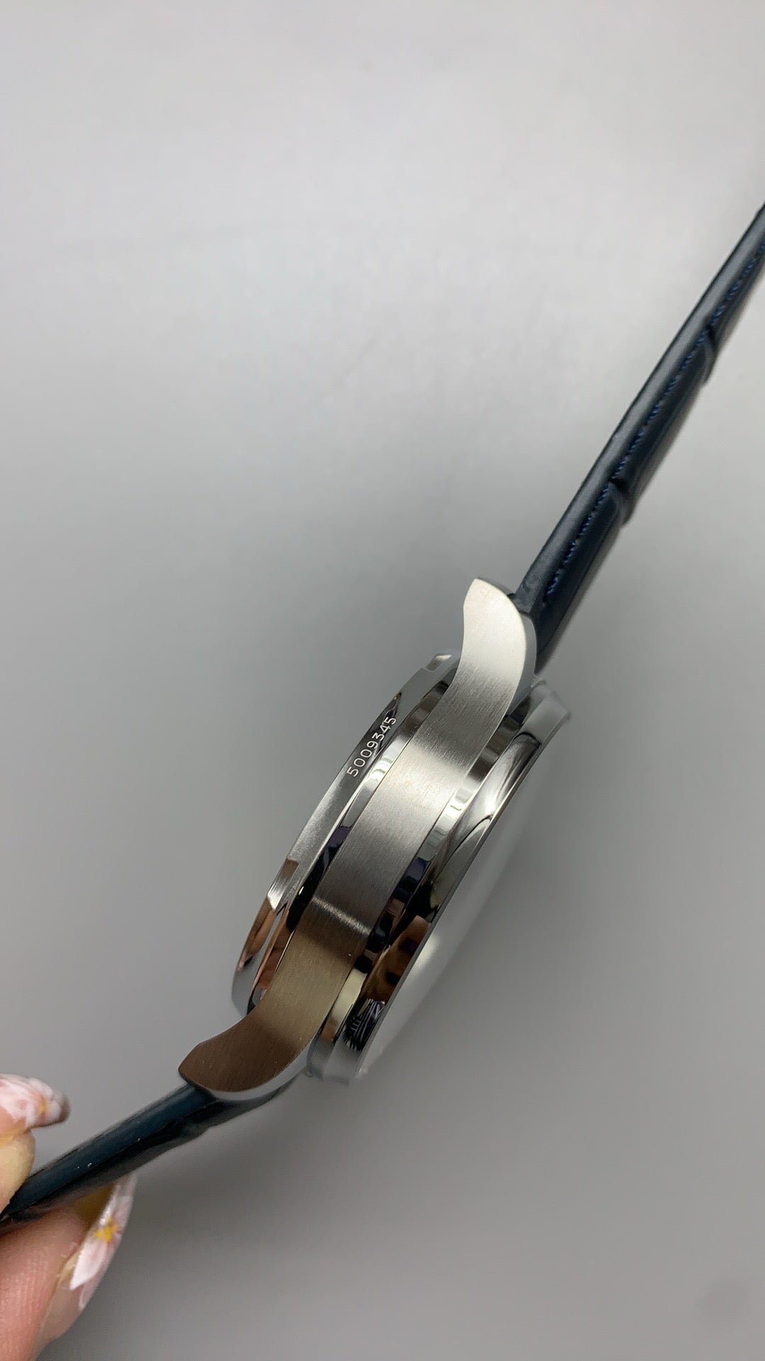 IWC Portugieser Automatic IW500705 | 42.3MM | ตัวเรือนสเตนเลสสตีล | หน้าปัดสีขาว | เข็มสีน้ำเงิน | สายหนังจระเข้สีน้ำเงิน | กลไกอัตโนมัติ Cal.52010