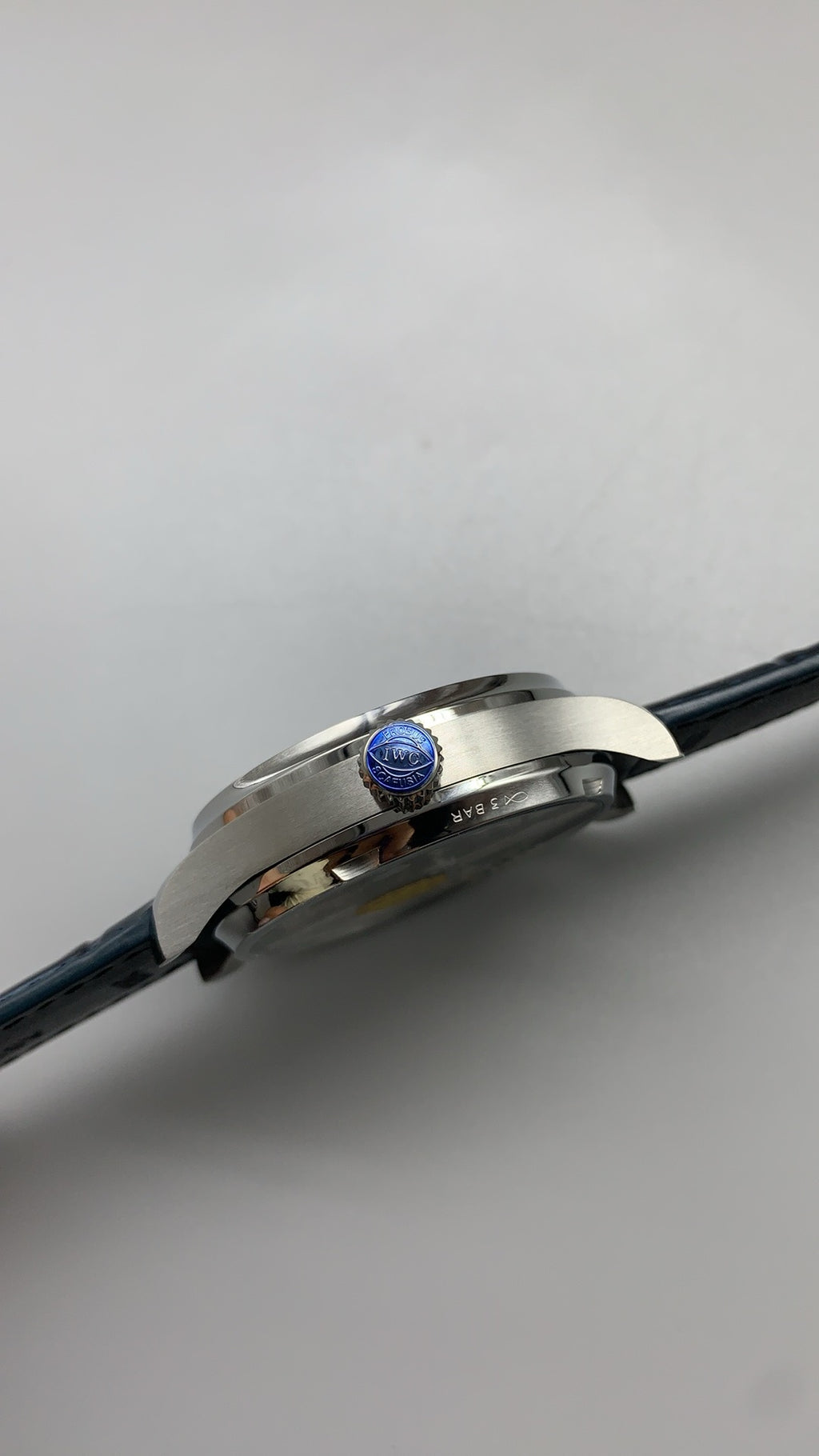 IWC Portugieser Automatic IW500705 | 42.3MM | ตัวเรือนสเตนเลสสตีล | หน้าปัดสีขาว | เข็มสีน้ำเงิน | สายหนังจระเข้สีน้ำเงิน | กลไกอัตโนมัติ Cal.52010