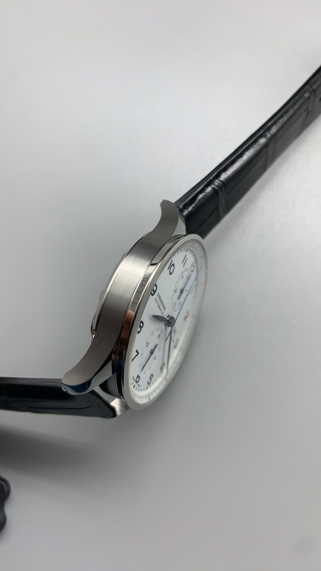 IWC Portugieser Chronograph IW371605 | 41MM | ตัวเรือนสเตนเลสสตีล | หน้าปัดสีขาว | เข็มสีน้ำเงิน | สายหนังจระเข้สีดำ | กลไกอัตโนมัติ Cal.69355