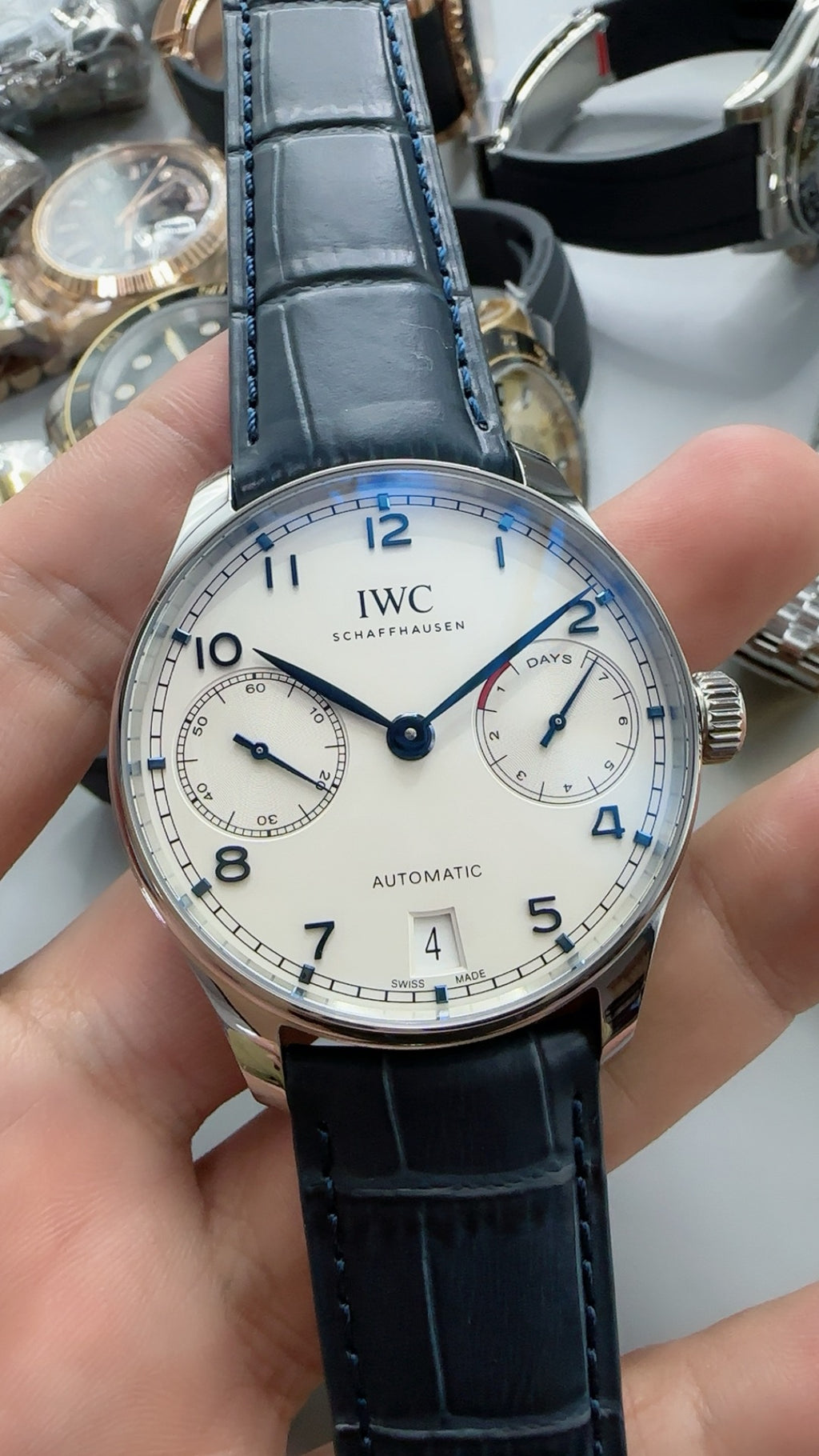 IWC Portugieser Automatic IW500705 | 42.3MM | ตัวเรือนสเตนเลสสตีล | หน้าปัดสีขาว | เข็มสีน้ำเงิน | สายหนังจระเข้สีน้ำเงิน | กลไกอัตโนมัติ Cal.52010