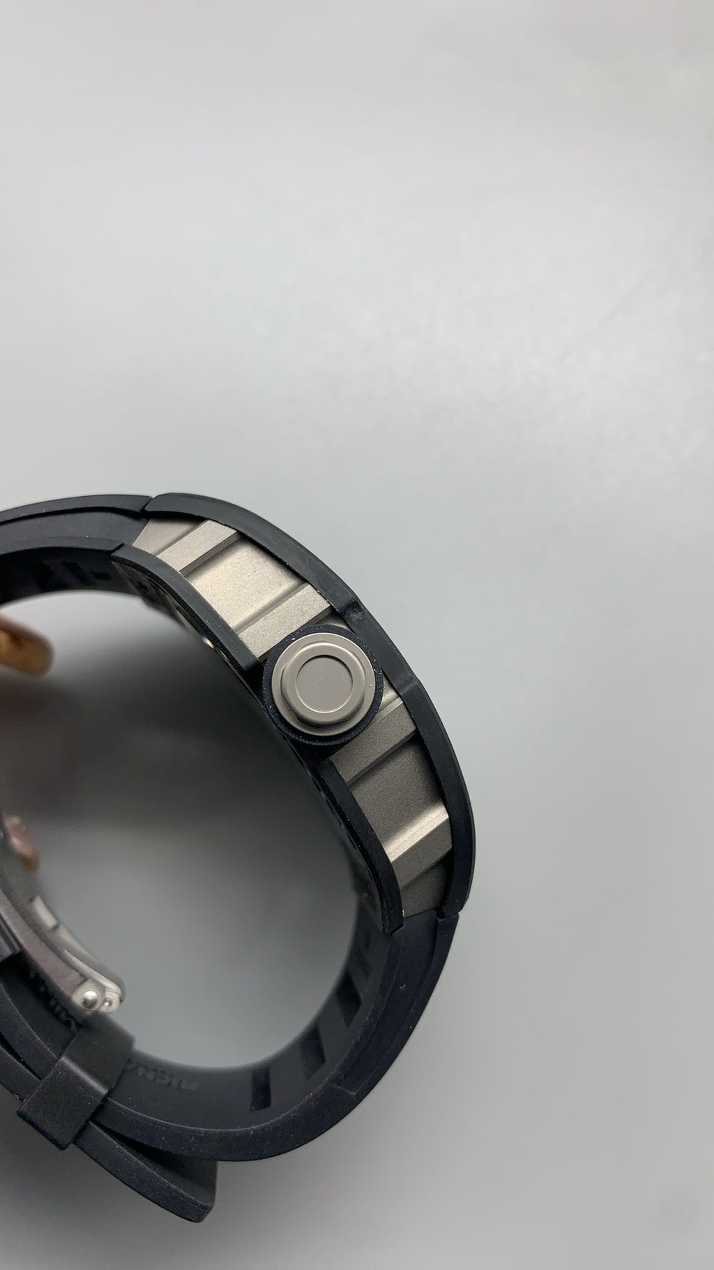 Richard Mille RM055 | 42MM | ตัวเรือนคาร์บอนไฟเบอร์ NTPT + โครงไทเทเนียม | หน้าปัดสเกเลตัน | กลไกไขลานมือ RMUL2