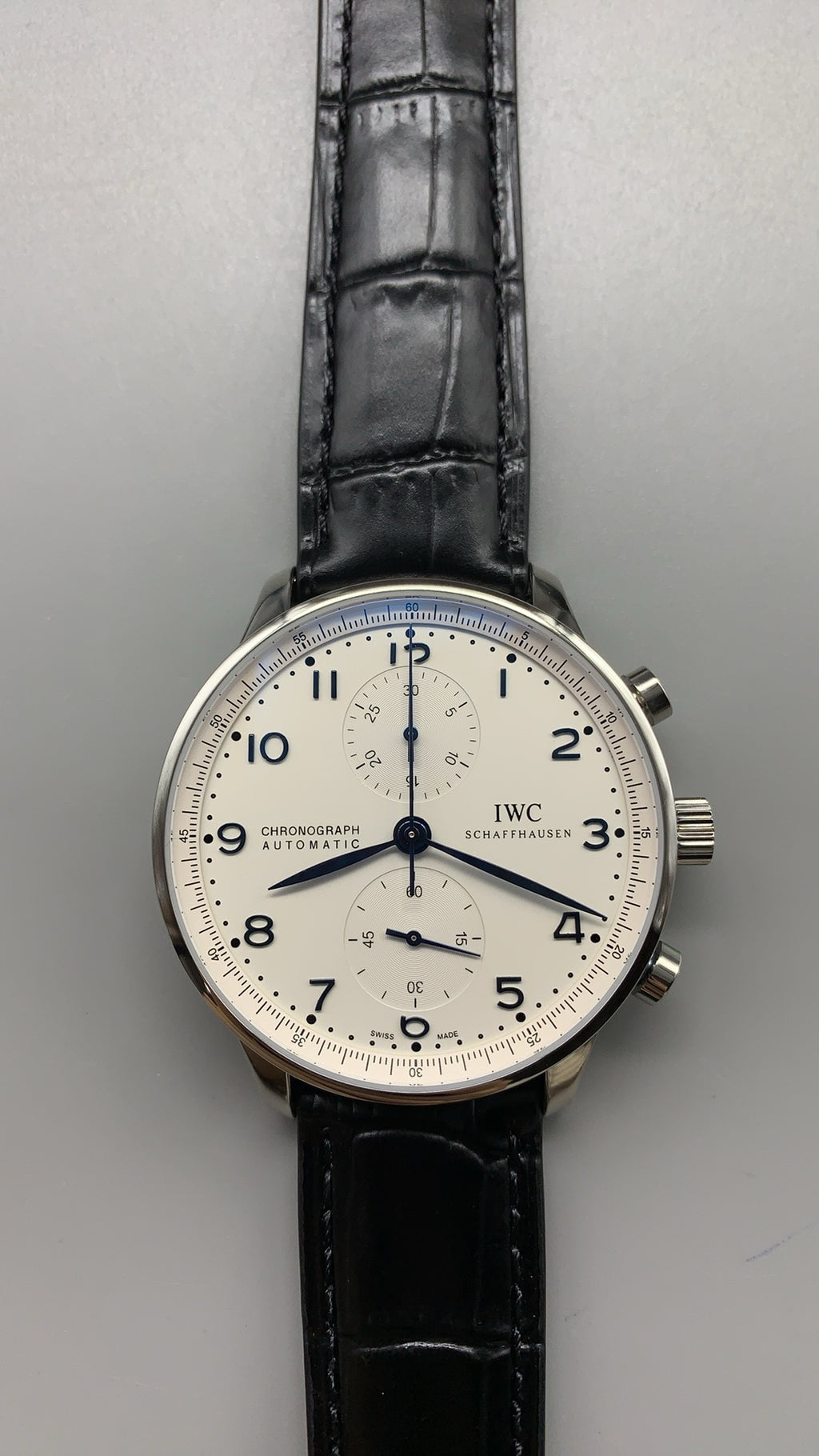 IWC Portugieser Chronograph IW371605 | 41MM | ตัวเรือนสเตนเลสสตีล | หน้าปัดสีขาว | เข็มสีน้ำเงิน | สายหนังจระเข้สีดำ | กลไกอัตโนมัติ Cal.69355