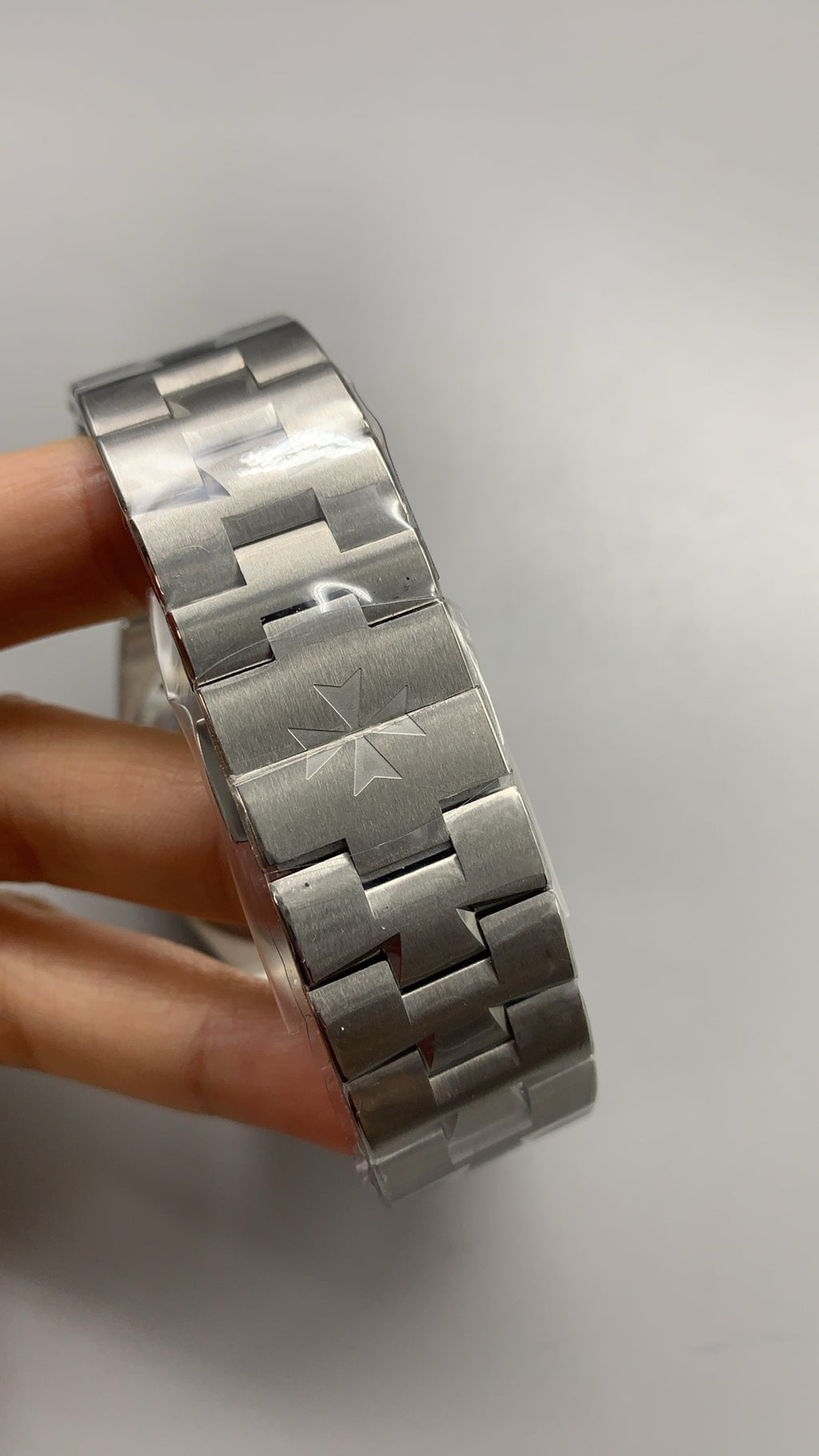 Vacheron Constantin Overseas Ultra-Thin 2000V | 40MM | ตัวเรือนสแตนเลสสตีล | ตัวเรือนบางพิเศษ | หน้าปัดสีน้ำเงิน | สายเหล็กสแตนเลส | กลไกอัตโนมัติ Cal.1120