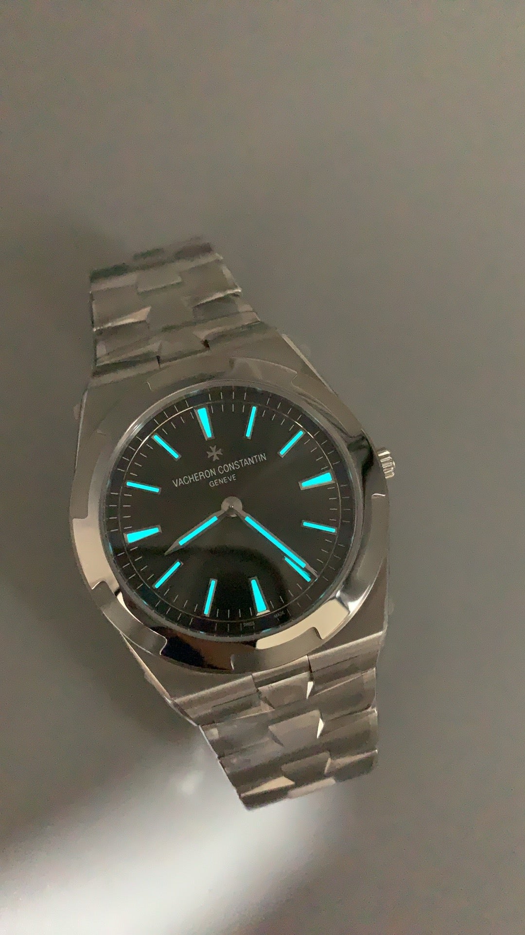 Vacheron Constantin Overseas Ultra-Thin 2000V | 40MM | ตัวเรือนสแตนเลสสตีล | ตัวเรือนบางพิเศษ | หน้าปัดสีน้ำเงิน | สายเหล็กสแตนเลส | กลไกอัตโนมัติ Cal.1120