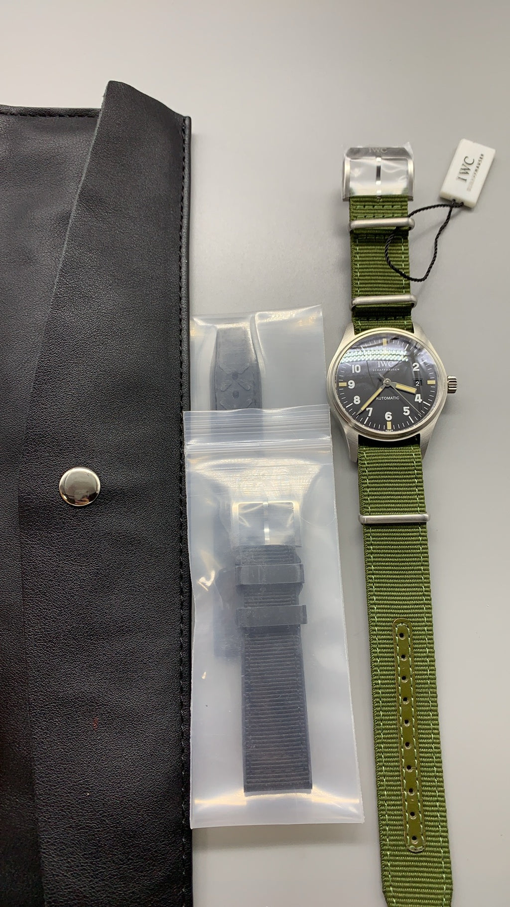 IWC Pilot's Watch Mark XX | 40MM | ตัวเรือนสเตนเลสสตีล | หน้าปัดสีดำ | สายผ้า NATO สีเขียว | กลไกอัตโนมัติ Cal.32111