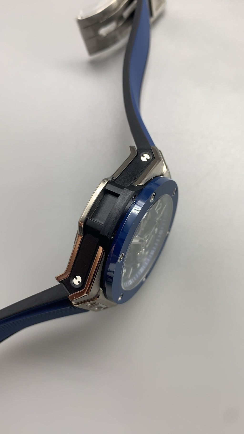 Hublot Big Bang Chronograph | 44MM | ตัวเรือนสแตนเลสสตีล | ขอบเซรามิกสีน้ำเงิน | หน้าปัดสเกเลตัน | จับเวลา Chronograph | กลไกอัตโนมัติ HUB4100