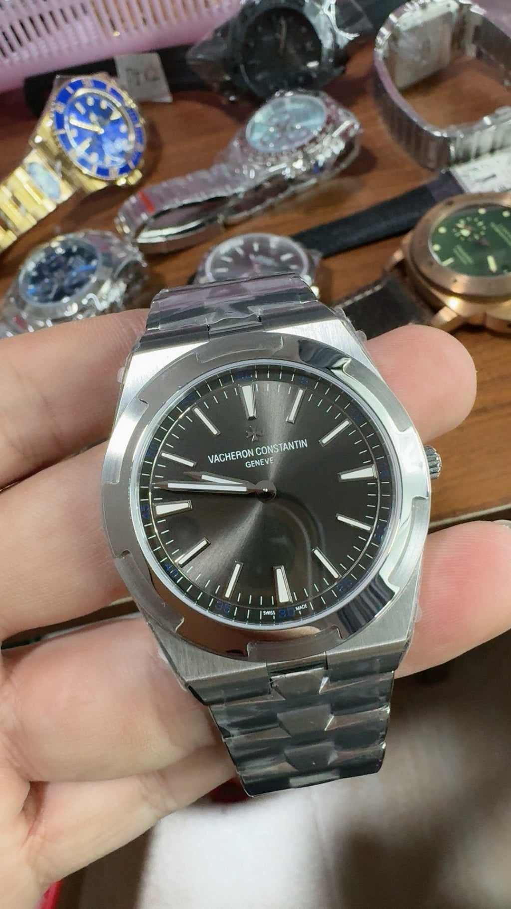 Vacheron Constantin Overseas Ultra-Thin 2000V | 40MM | ตัวเรือนสแตนเลสสตีล | ตัวเรือนบางพิเศษ | หน้าปัดสีน้ำเงิน | สายเหล็กสแตนเลส | กลไกอัตโนมัติ Cal.1120