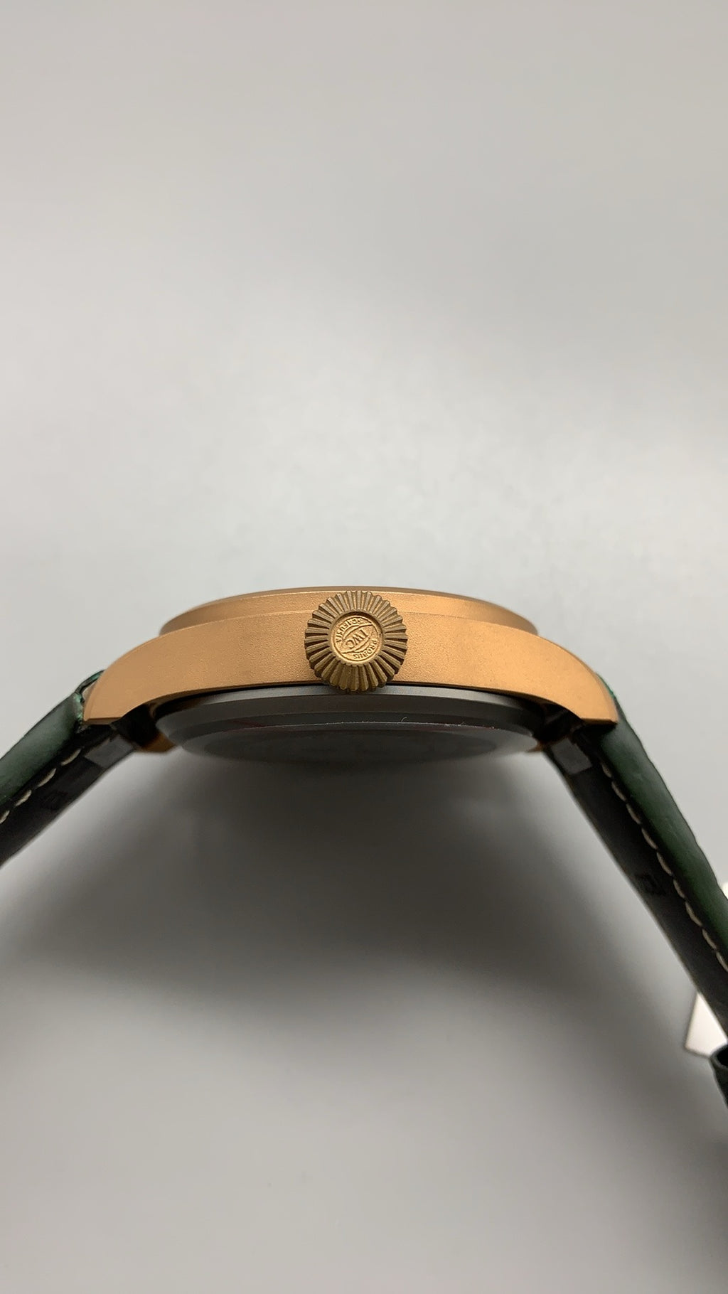 IWC Big Pilot's Watch 43 Bronze Green | 43MM | ตัวเรือนบรอนซ์ | หน้าปัดสีเขียว | สายหนังสีเขียว | กลไกอัตโนมัติ Cal.82100