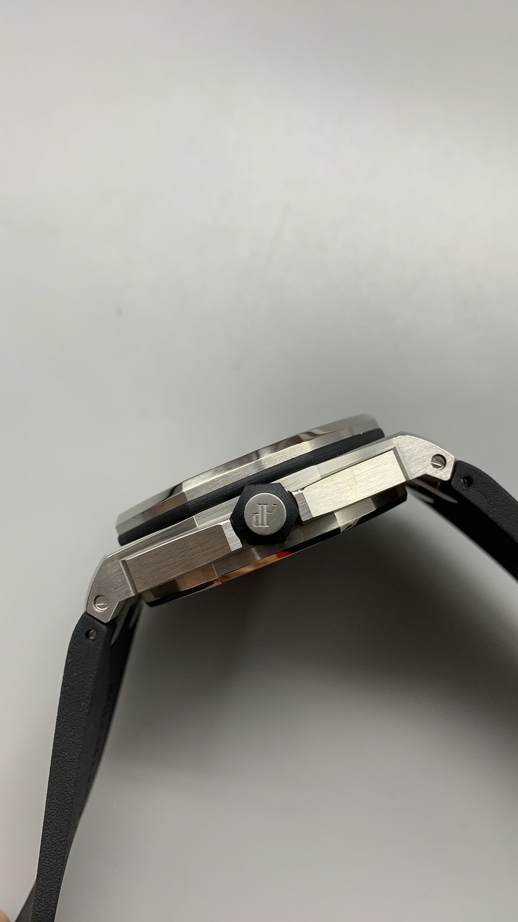 Audemars Piguet Royal Oak Offshore Diver 15710ST | 42MM | Stainless Steel Case | Classic Black Dial | Automatic Movement Cal.3120