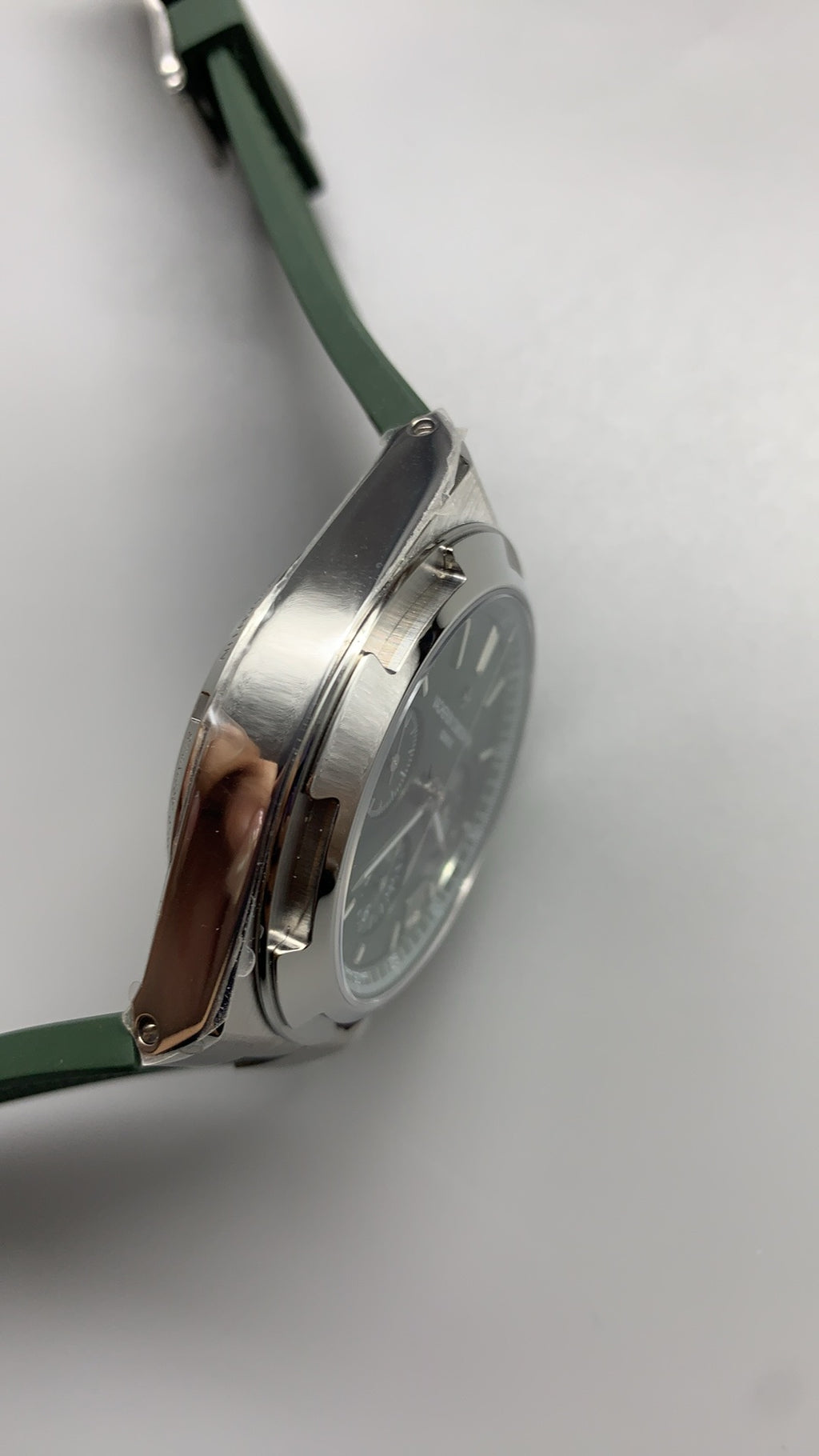 Vacheron Constantin Overseas Chronograph 5500V | 42.5MM | ตัวเรือนสแตนเลสสตีล | ฟังก์ชันจับเวลา | หน้าปัดสีเขียว | สายยางสีเขียว | กลไกอัตโนมัติ Cal.5200