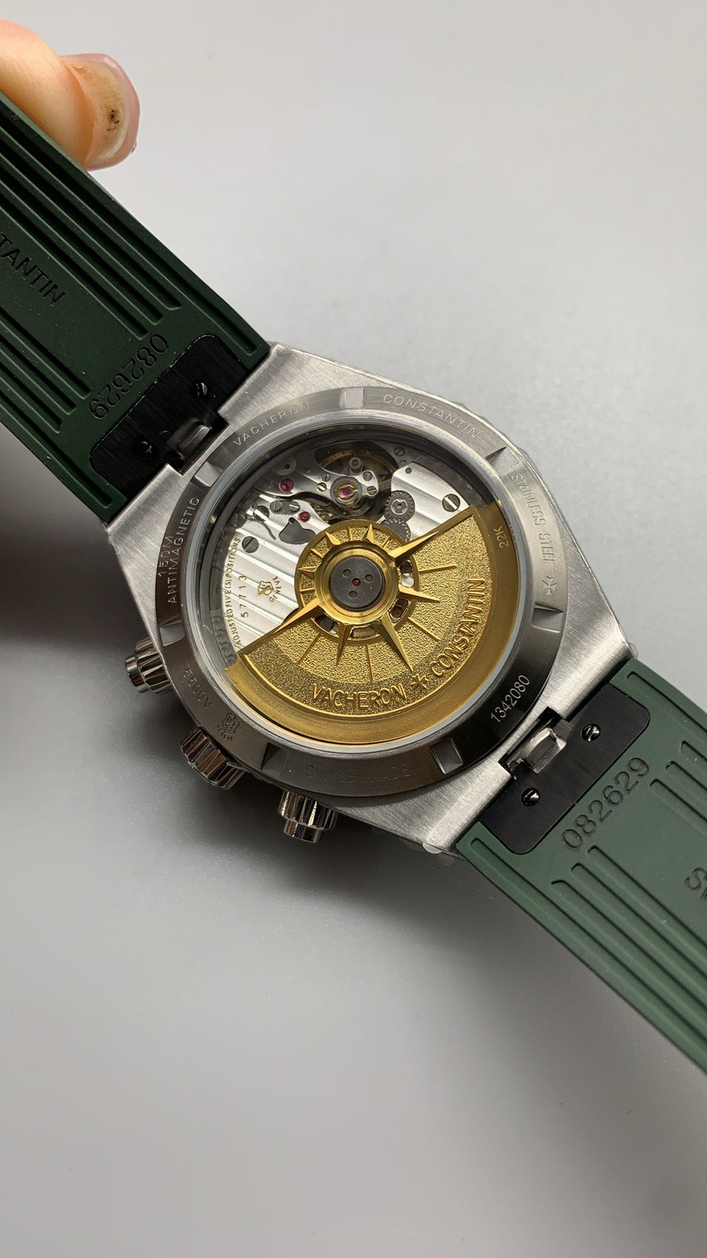 Vacheron Constantin Overseas Chronograph 5500V | 42.5MM | ตัวเรือนสแตนเลสสตีล | ฟังก์ชันจับเวลา | หน้าปัดสีเขียว | สายยางสีเขียว | กลไกอัตโนมัติ Cal.5200