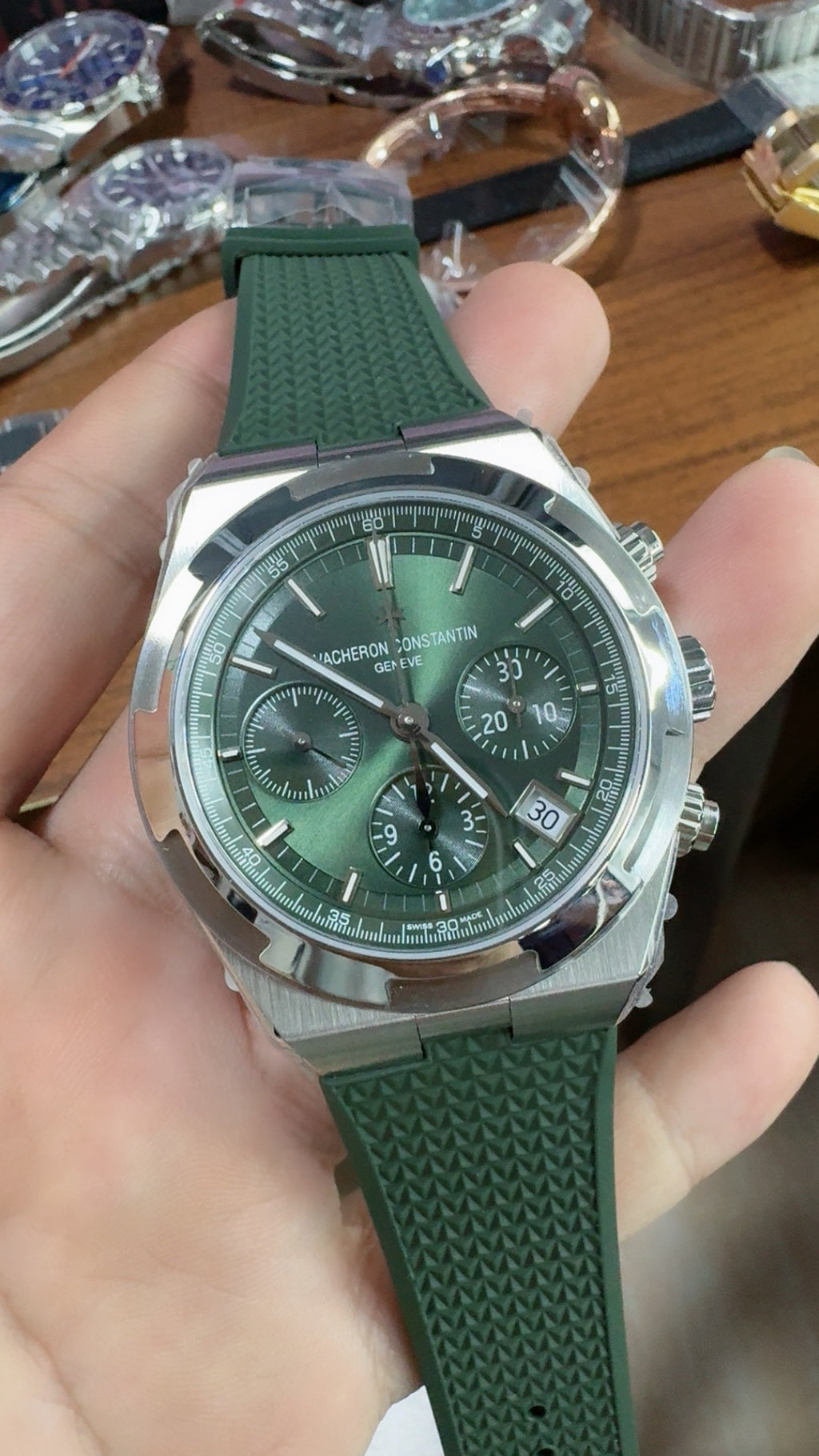 Vacheron Constantin Overseas Chronograph 5500V | 42.5MM | ตัวเรือนสแตนเลสสตีล | ฟังก์ชันจับเวลา | หน้าปัดสีเขียว | สายยางสีเขียว | กลไกอัตโนมัติ Cal.5200