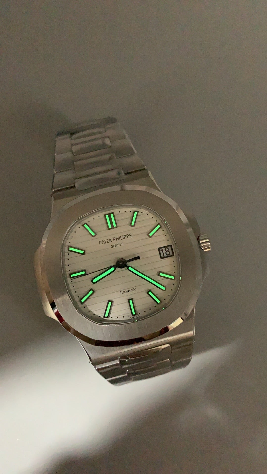 Patek Philippe Nautilus 5711 | 40MM | หน้าปัดสีขาวลายริ้ว | ตัวเรือนสแตนเลสสตีล | กลไกอัตโนมัติ Cal.324 S C