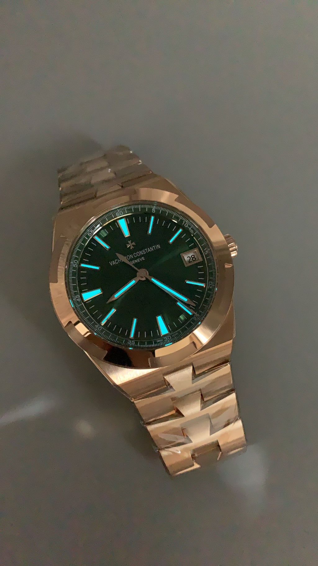 Vacheron Constantin Overseas 4500V | 41MM | ตัวเรือนสแตนเลสสตีลเคลือบสีโรสโกลด์ | ฟังก์ชันวันที่ | หน้าปัดสีน้ำตาลซันเบิร์สต์ | กลไกอัตโนมัติ Cal.5100