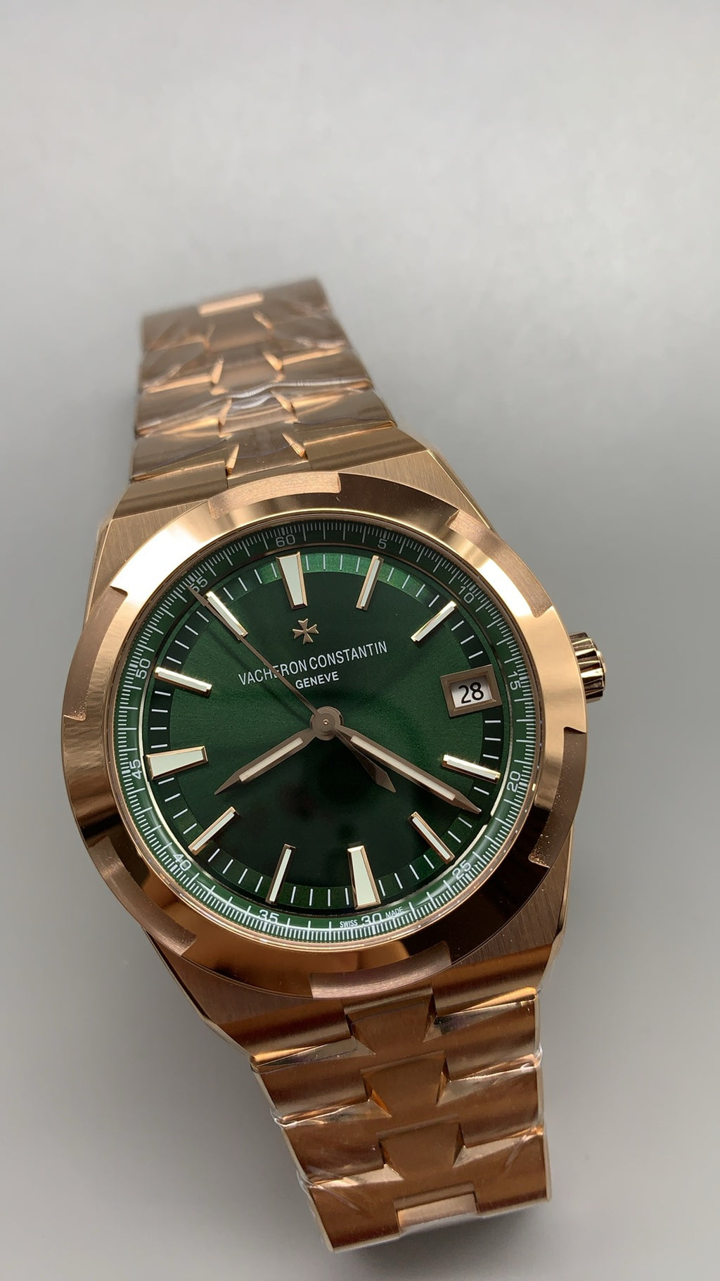 Vacheron Constantin Overseas 4500V | 41MM | ตัวเรือนสแตนเลสสตีลเคลือบสีโรสโกลด์ | ฟังก์ชันวันที่ | หน้าปัดสีน้ำตาลซันเบิร์สต์ | กลไกอัตโนมัติ Cal.5100