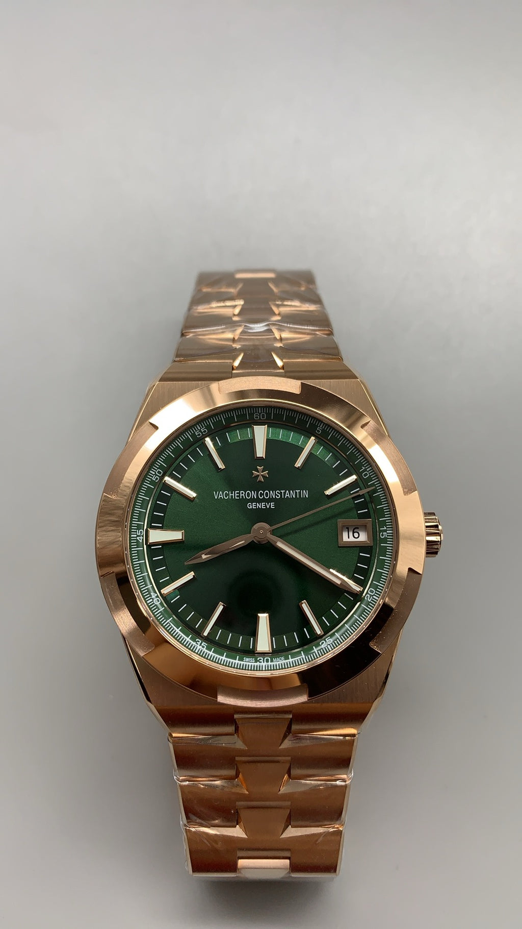 Vacheron Constantin Overseas 4500V | 41MM | ตัวเรือนสแตนเลสสตีลเคลือบสีโรสโกลด์ | ฟังก์ชันวันที่ | หน้าปัดสีน้ำตาลซันเบิร์สต์ | กลไกอัตโนมัติ Cal.5100