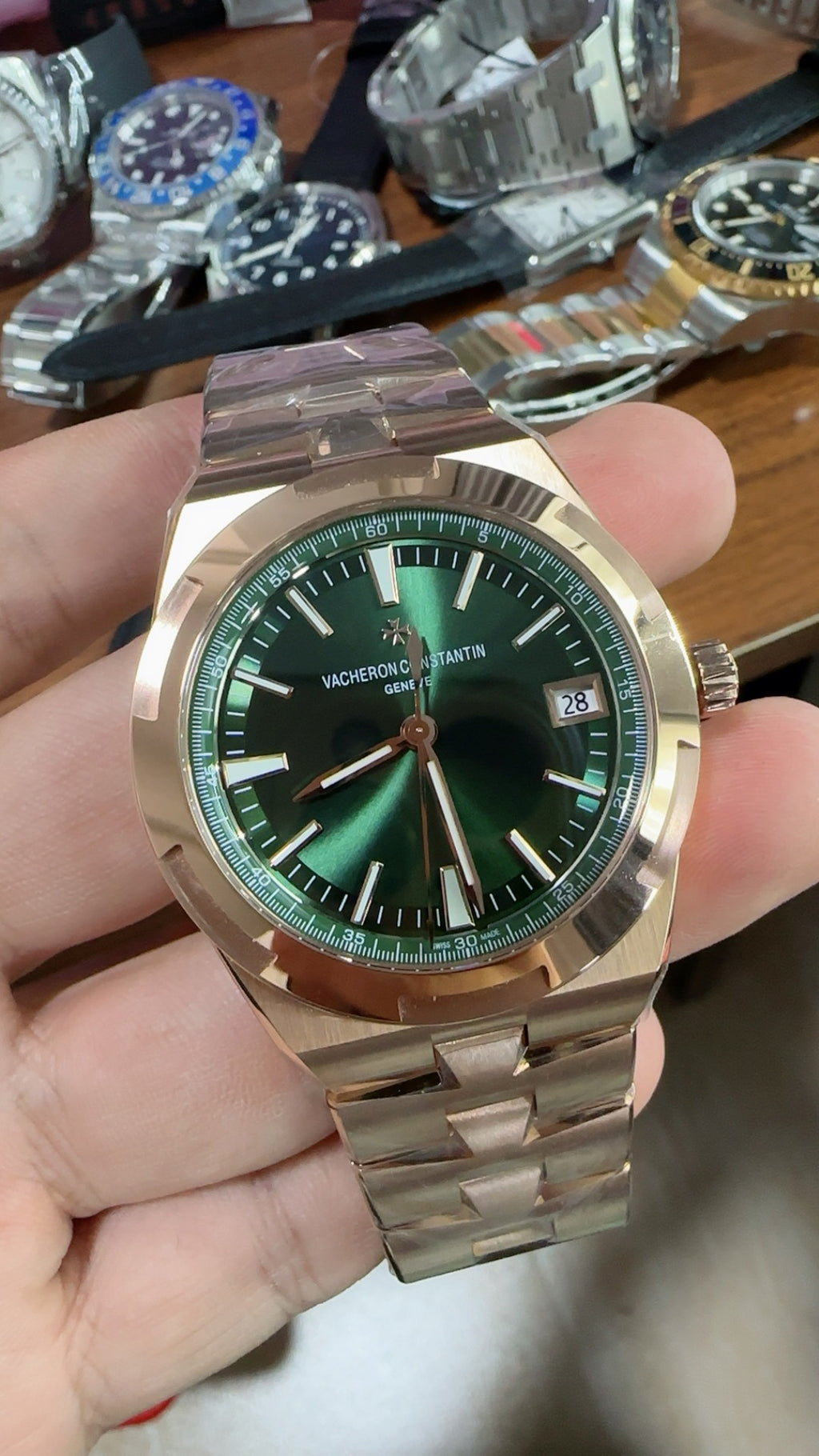 Vacheron Constantin Overseas 4500V | 41MM | ตัวเรือนสแตนเลสสตีลเคลือบสีโรสโกลด์ | ฟังก์ชันวันที่ | หน้าปัดสีน้ำตาลซันเบิร์สต์ | กลไกอัตโนมัติ Cal.5100