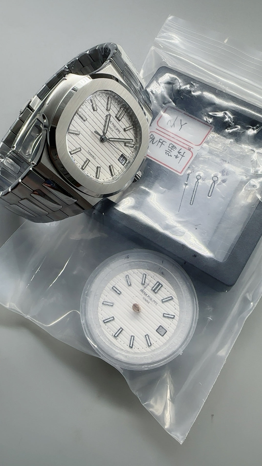 Patek Philippe Nautilus 5711 | 40MM | หน้าปัดสีขาวลายริ้ว | ตัวเรือนสแตนเลสสตีล | กลไกอัตโนมัติ Cal.324 S C