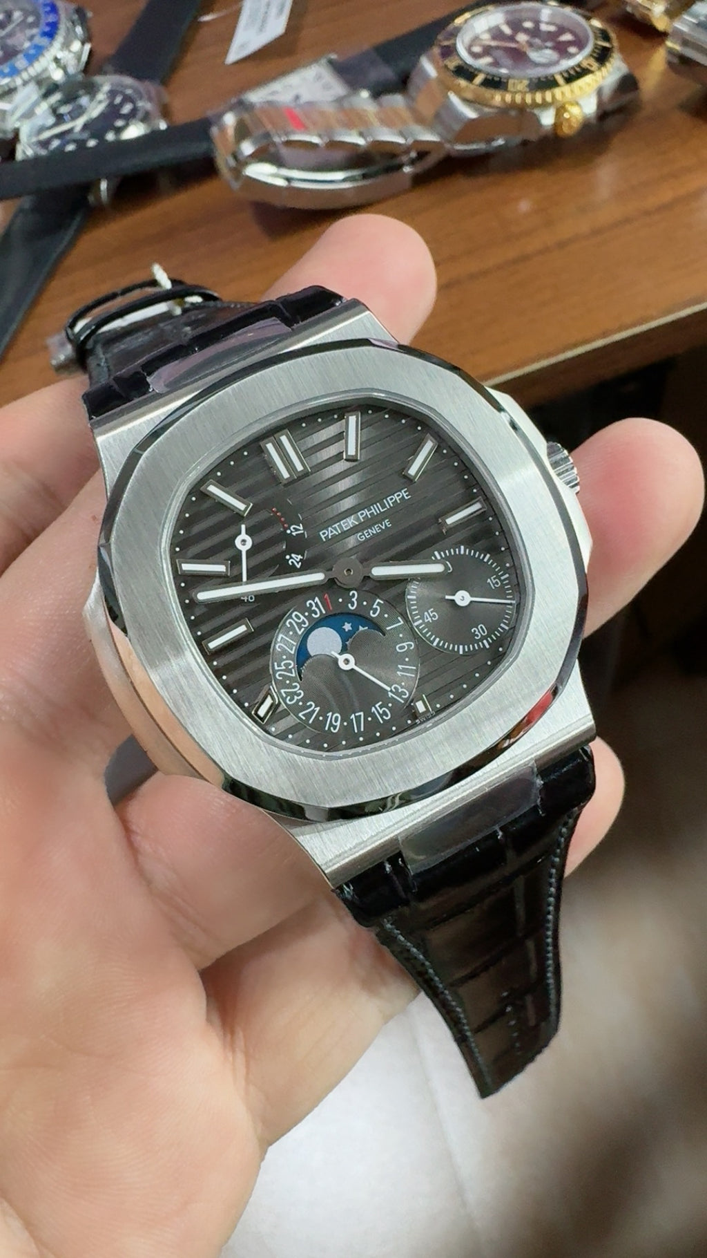 Patek Philippe Nautilus 5712 | 40MM | หน้าปัดสีเทาซันเรย์ | สายหนังจระเข้ | กลไกอัตโนมัติ Cal.240 PS IRM C LU