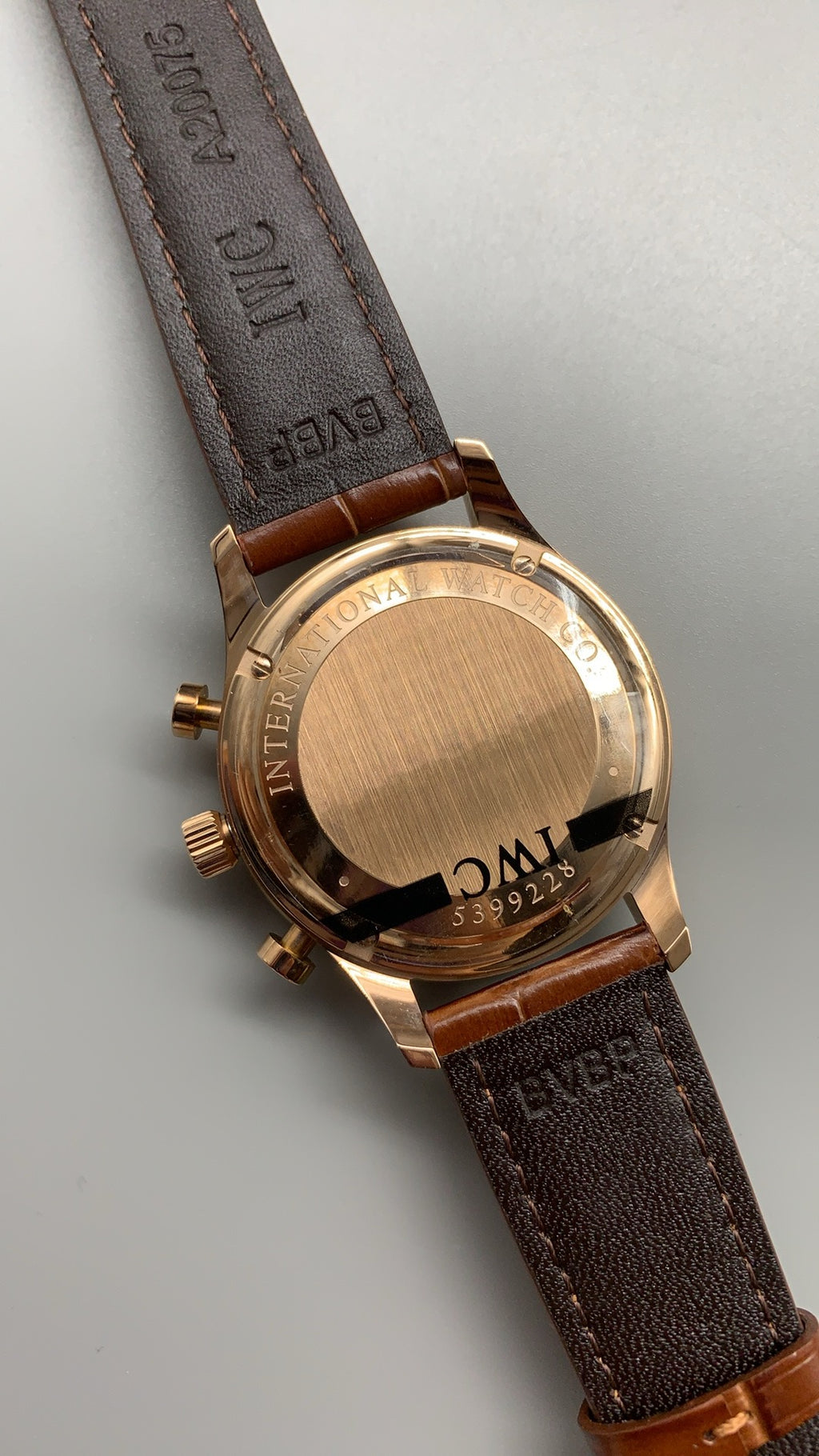 IWC Portugieser Chronograph | 41MM | ตัวเรือนโทนโรสโกลด์ | ฟังก์ชันจับเวลา | หน้าปัดสีน้ำเงิน | สายหนังจระเข้สีน้ำตาล | กลไกอัตโนมัติ Cal.69355