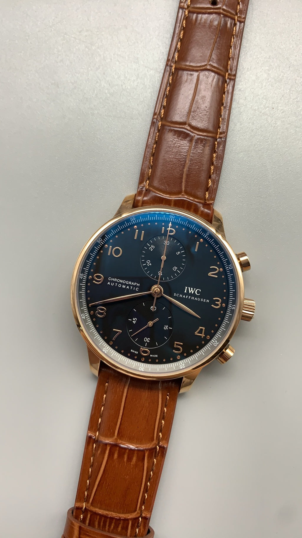IWC Portugieser Chronograph | 41MM | ตัวเรือนโทนโรสโกลด์ | ฟังก์ชันจับเวลา | หน้าปัดสีน้ำเงิน | สายหนังจระเข้สีน้ำตาล | กลไกอัตโนมัติ Cal.69355