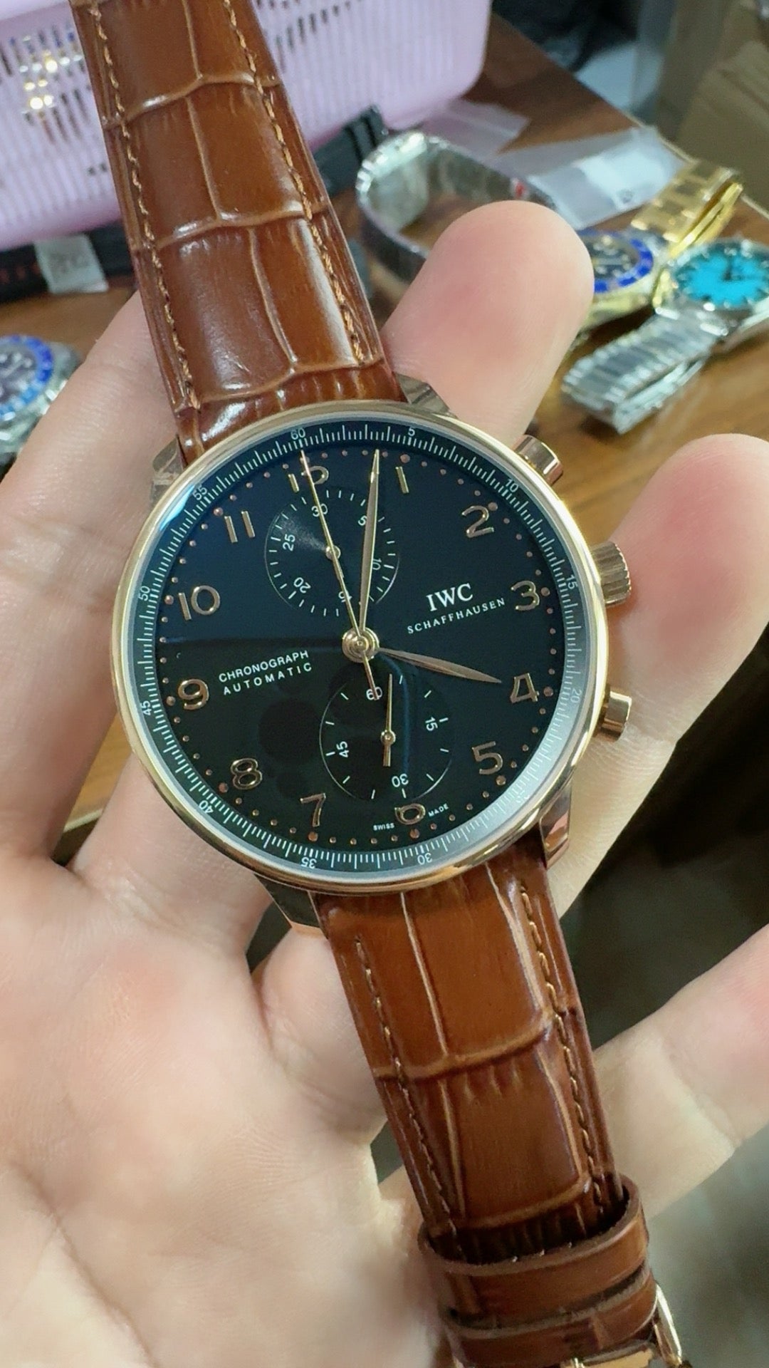 IWC Portugieser Chronograph | 41MM | ตัวเรือนโทนโรสโกลด์ | ฟังก์ชันจับเวลา | หน้าปัดสีน้ำเงิน | สายหนังจระเข้สีน้ำตาล | กลไกอัตโนมัติ Cal.69355