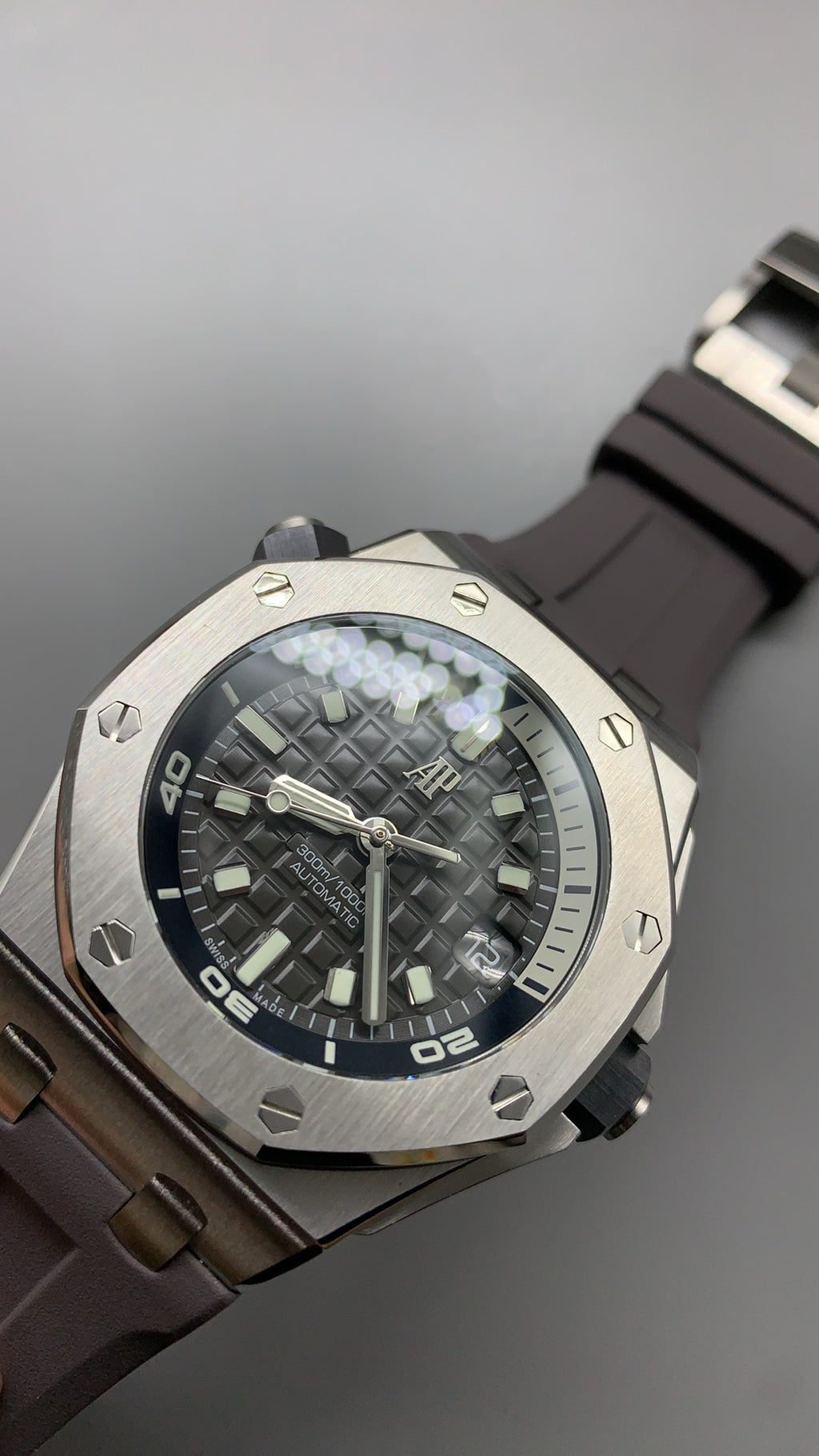Audemars Piguet Royal Oak Offshore Diver 15720ST | 42MM | Stainless steel case | Grey dial | Quick-release rubber strap | Automatic movement Cal.4308