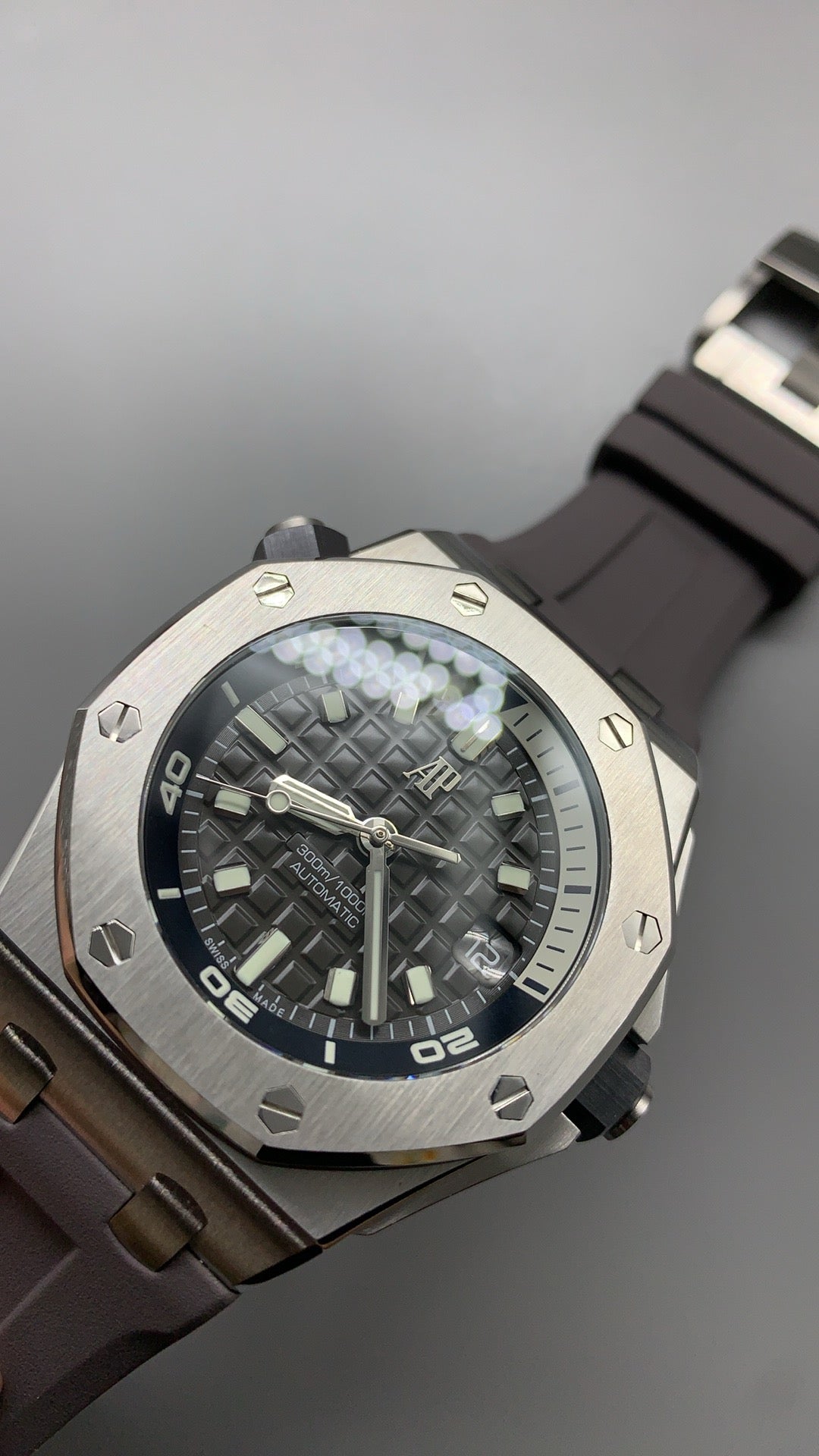 Audemars Piguet Royal Oak Offshore Diver 15720ST | 42MM | ตัวเรือนสแตนเลสสตีล | หน้าปัดสีเทา | สายยางถอดเปลี่ยนเร็ว | กลไกอัตโนมัติ Cal.4308