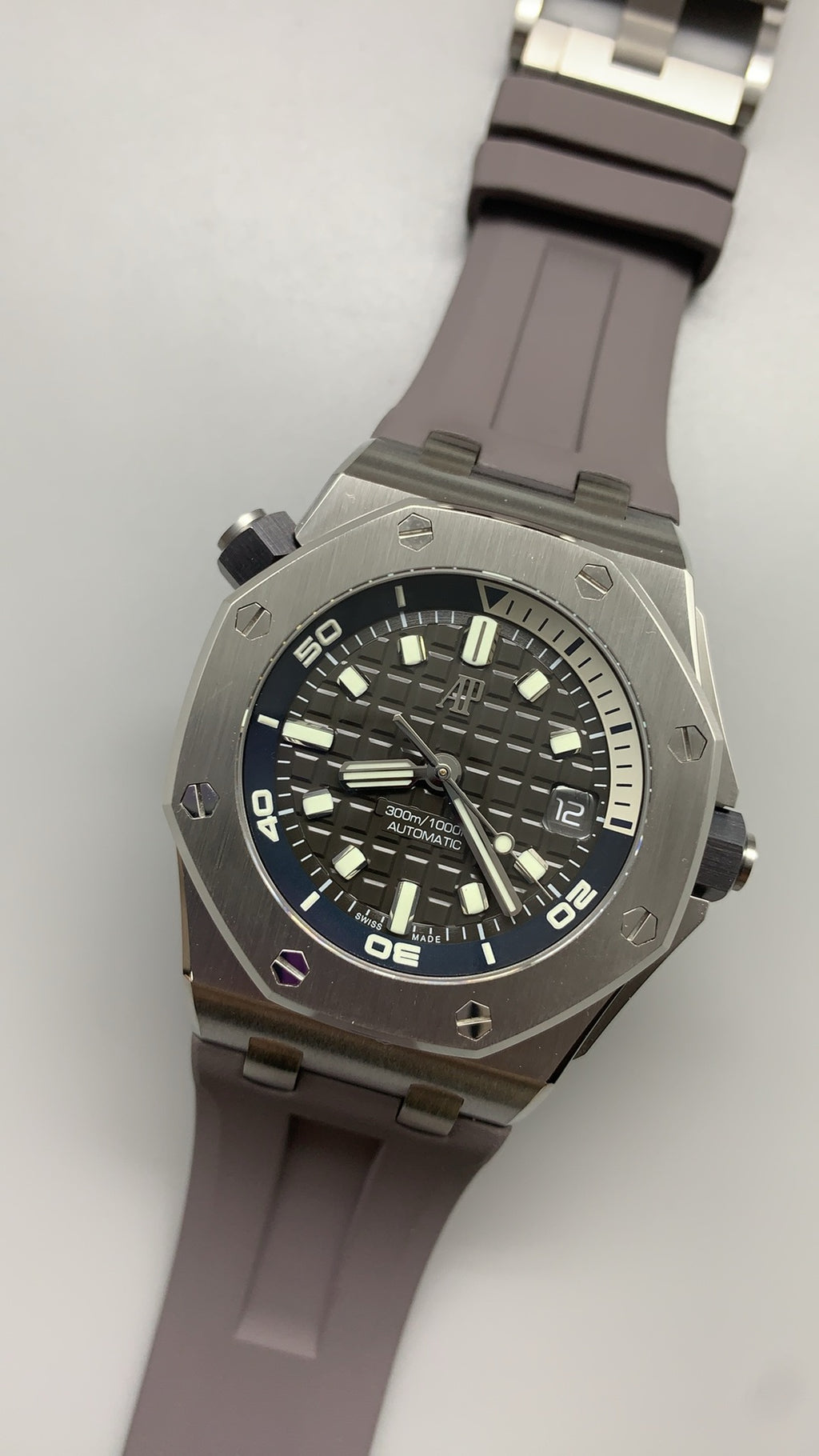 Audemars Piguet Royal Oak Offshore Diver 15720ST | 42MM | Stainless steel case | Grey dial | Quick-release rubber strap | Automatic movement Cal.4308