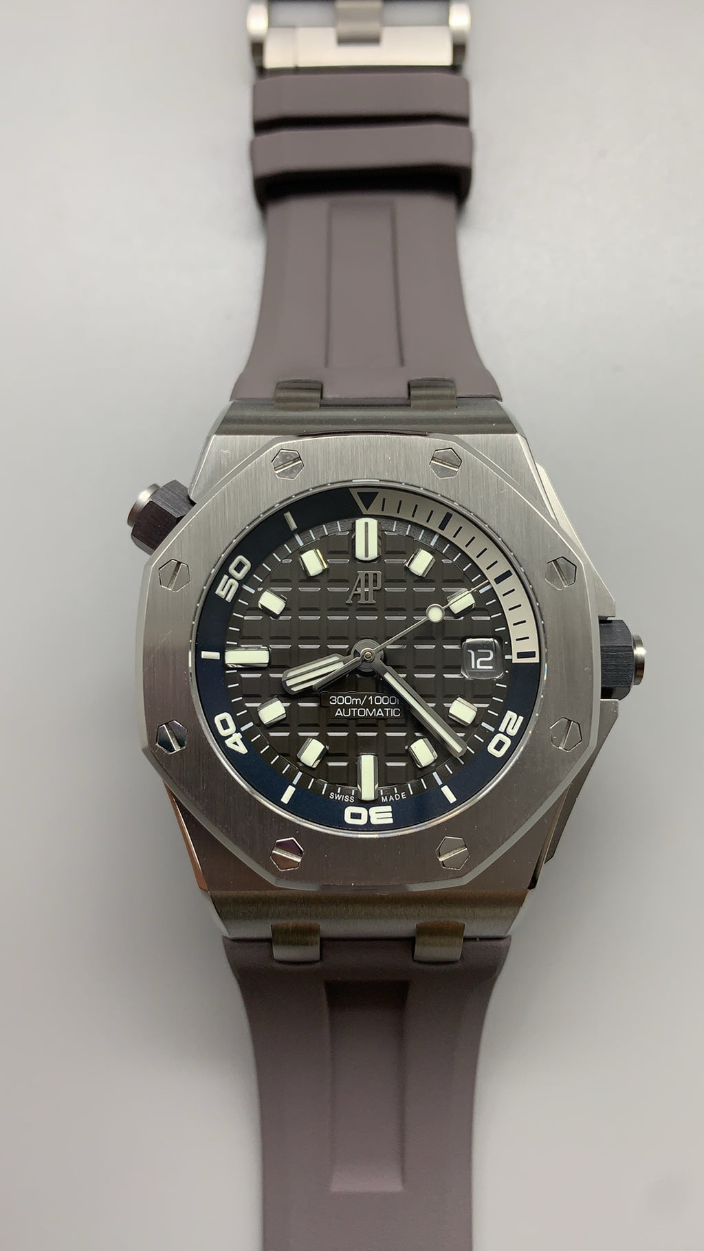 Audemars Piguet Royal Oak Offshore Diver 15720ST | 42MM | Stainless steel case | Grey dial | Quick-release rubber strap | Automatic movement Cal.4308