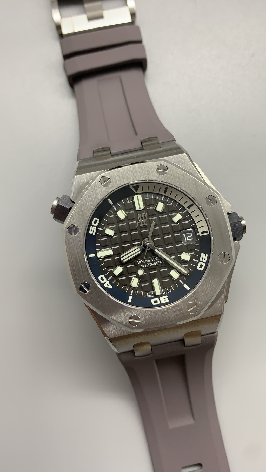 Audemars Piguet Royal Oak Offshore Diver 15720ST | 42MM | Stainless steel case | Grey dial | Quick-release rubber strap | Automatic movement Cal.4308
