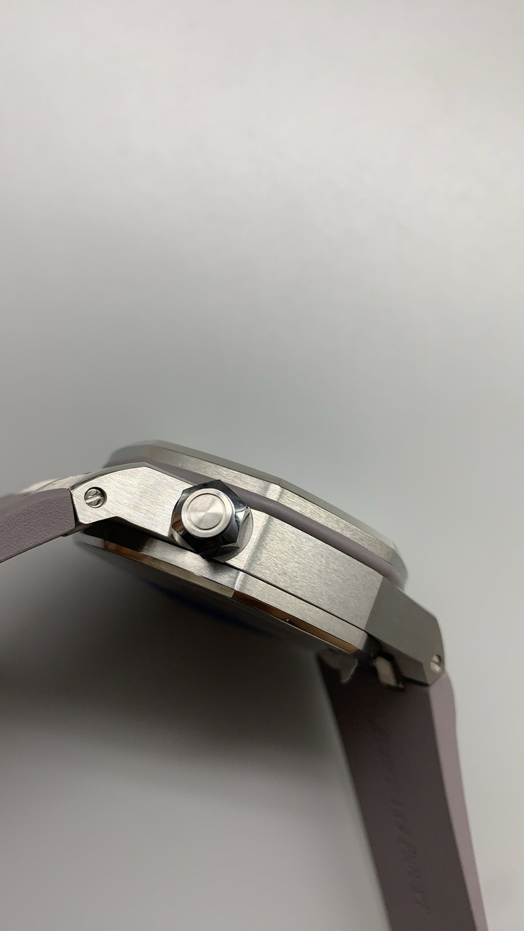 Audemars Piguet Royal Oak Offshore Diver 15720ST | 42MM | Stainless steel case | Grey dial | Quick-release rubber strap | Automatic movement Cal.4308