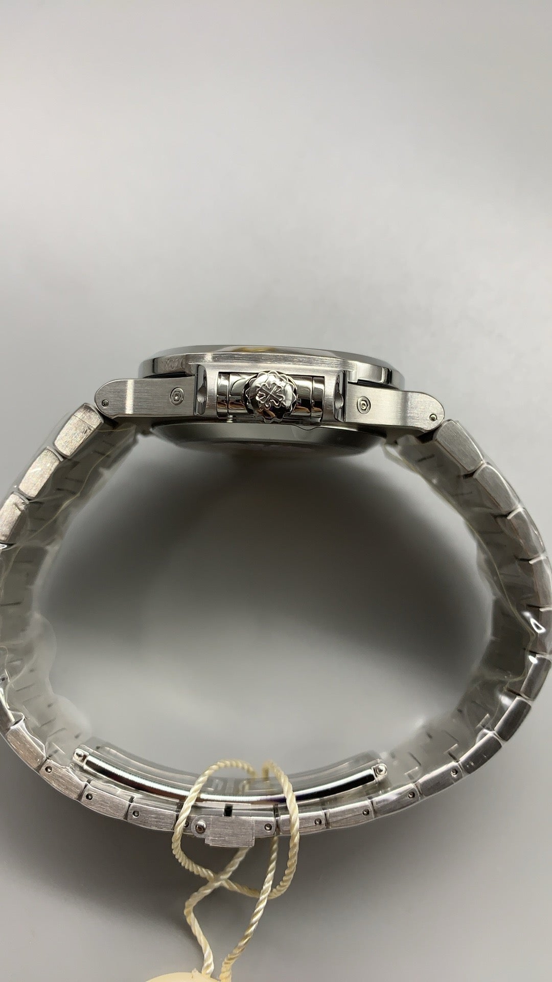 Patek Philippe Nautilus 5726 | 40.5MM | หน้าปัดสีขาวลายริ้ว | ปฏิทินประจำปี + ข้างขึ้นข้างแรม | กลไกอัตโนมัติ Cal.324 S QA LU 24H/303