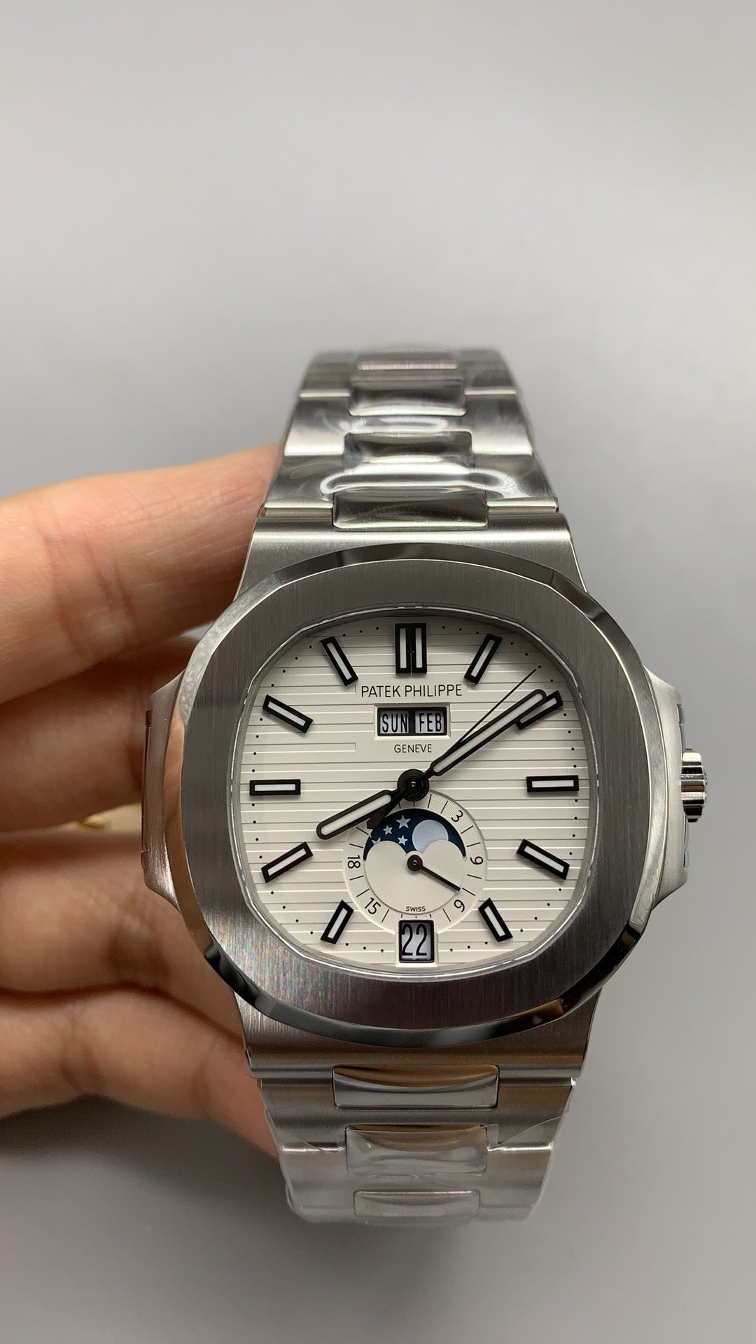 Patek Philippe Nautilus 5726 | 40.5MM | หน้าปัดสีขาวลายริ้ว | ปฏิทินประจำปี + ข้างขึ้นข้างแรม | กลไกอัตโนมัติ Cal.324 S QA LU 24H/303